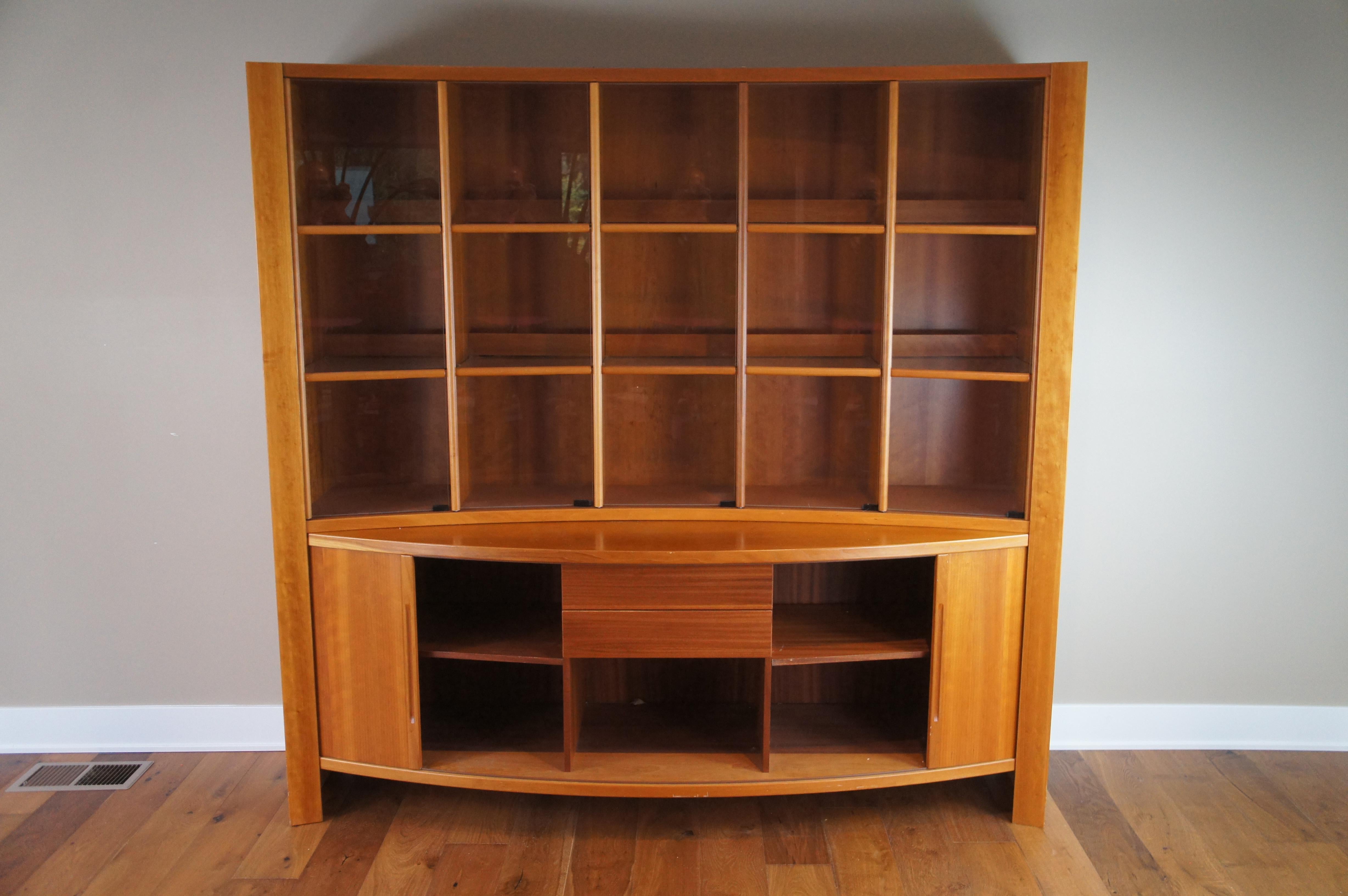 Vitrina curvada danesa de teca de mediados del siglo XX Puertas de persiana curio Danés en venta
