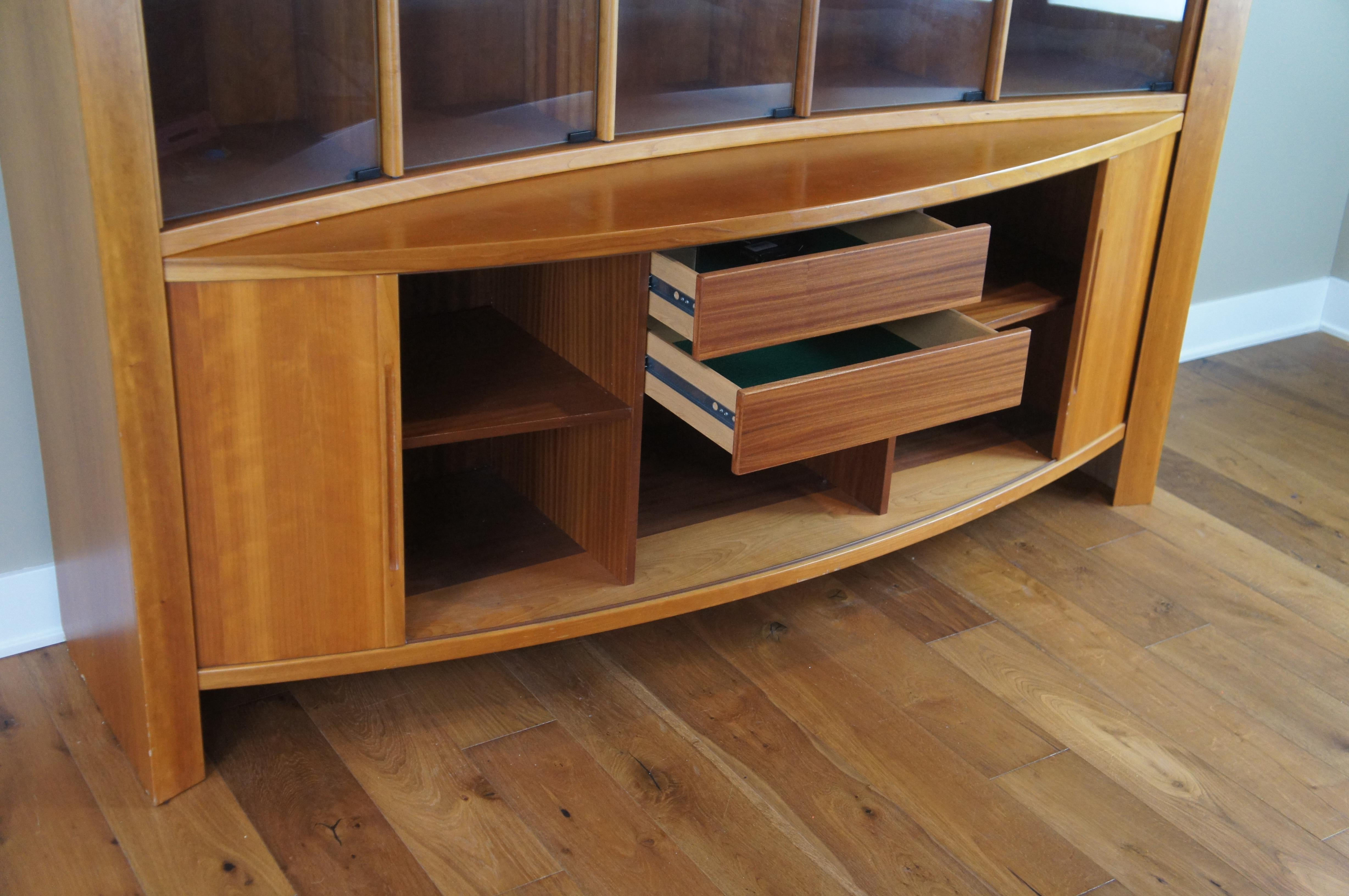 Vitrina curvada danesa de teca de mediados del siglo XX Puertas de persiana curio en Bueno estado para la venta en Dayton, OH