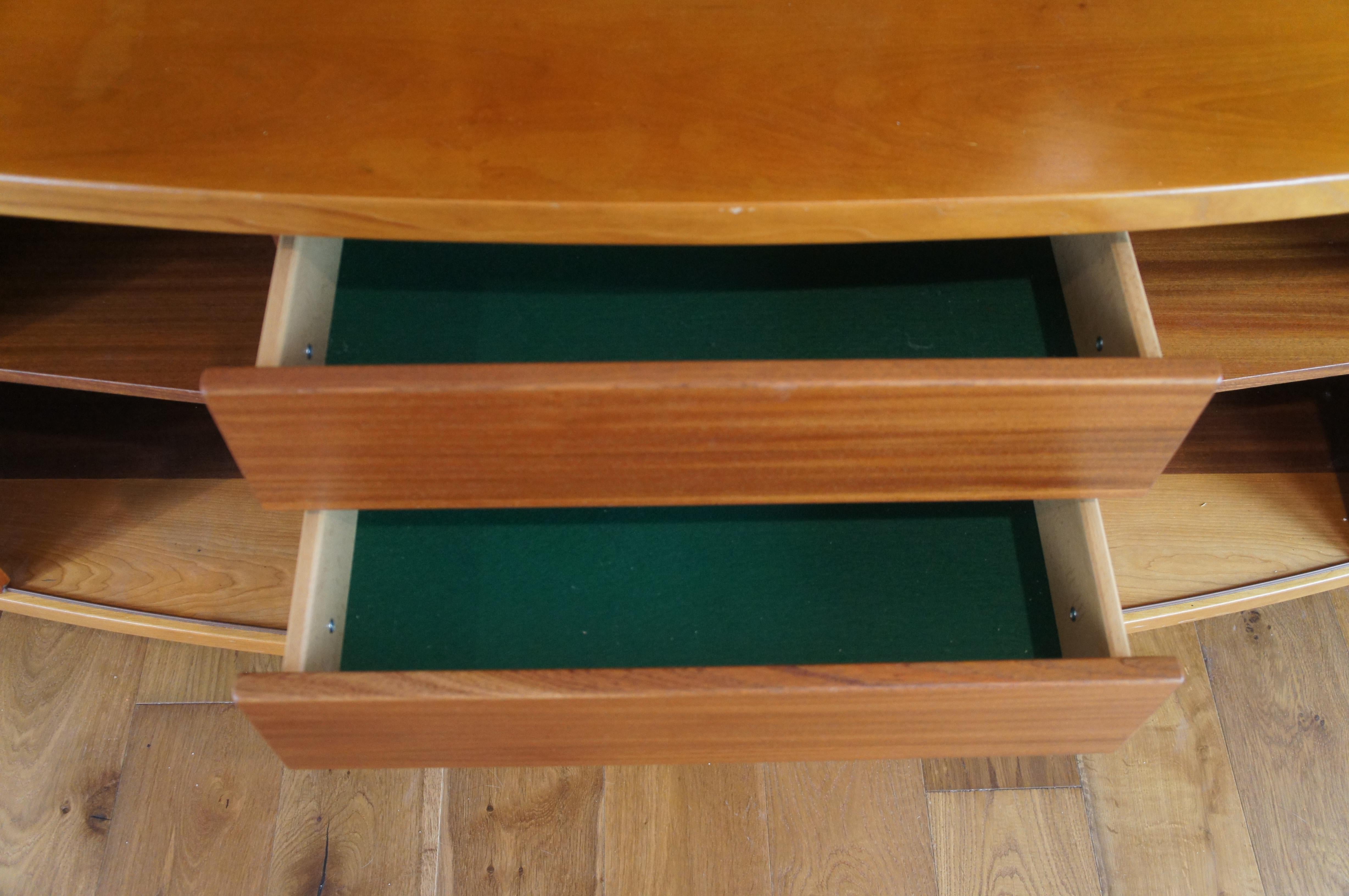 Vitrina curvada danesa de teca de mediados del siglo XX Puertas de persiana curio Vidrio en venta