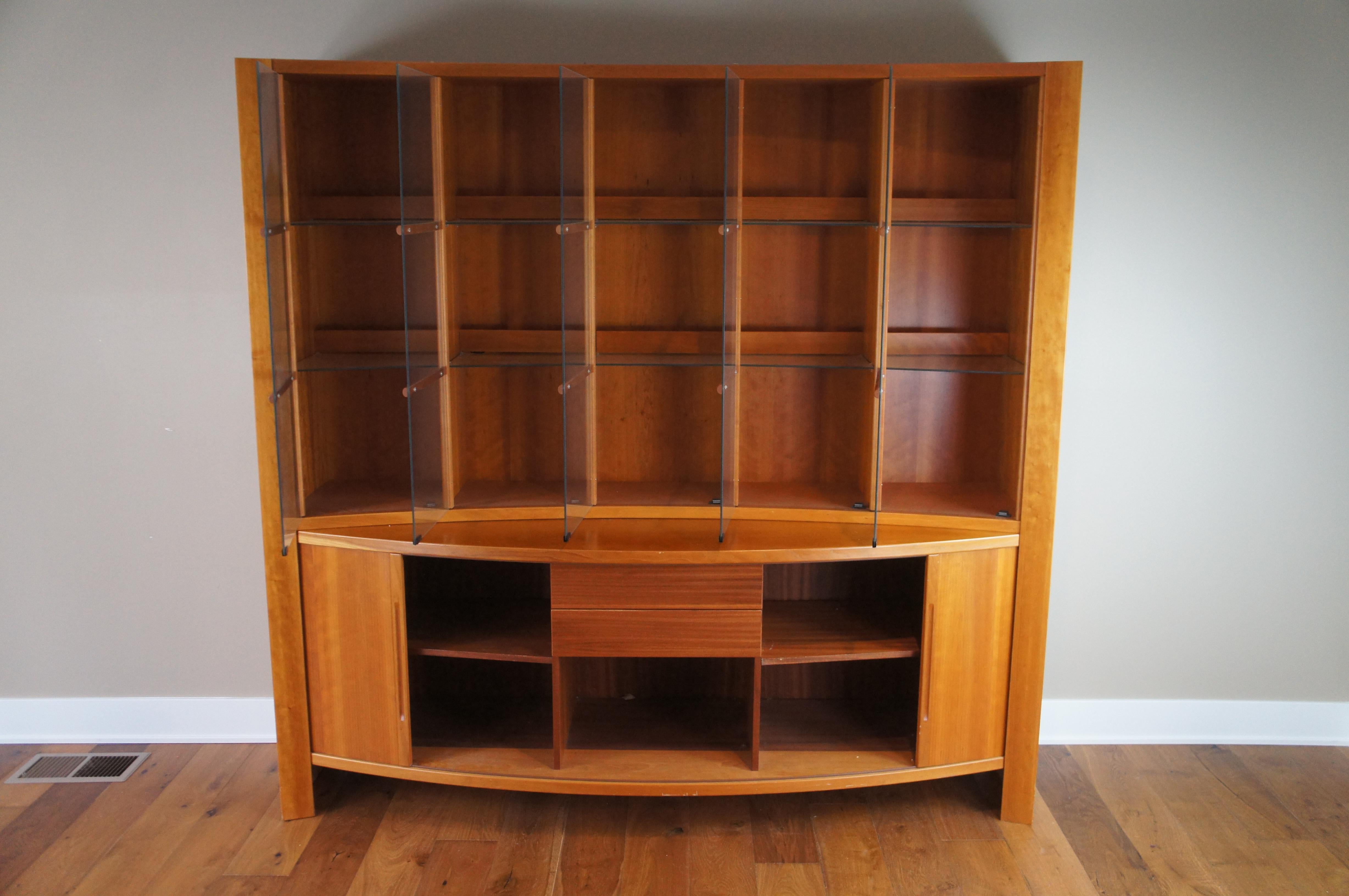 Vitrina curvada danesa de teca de mediados del siglo XX Puertas de persiana curio en venta 1