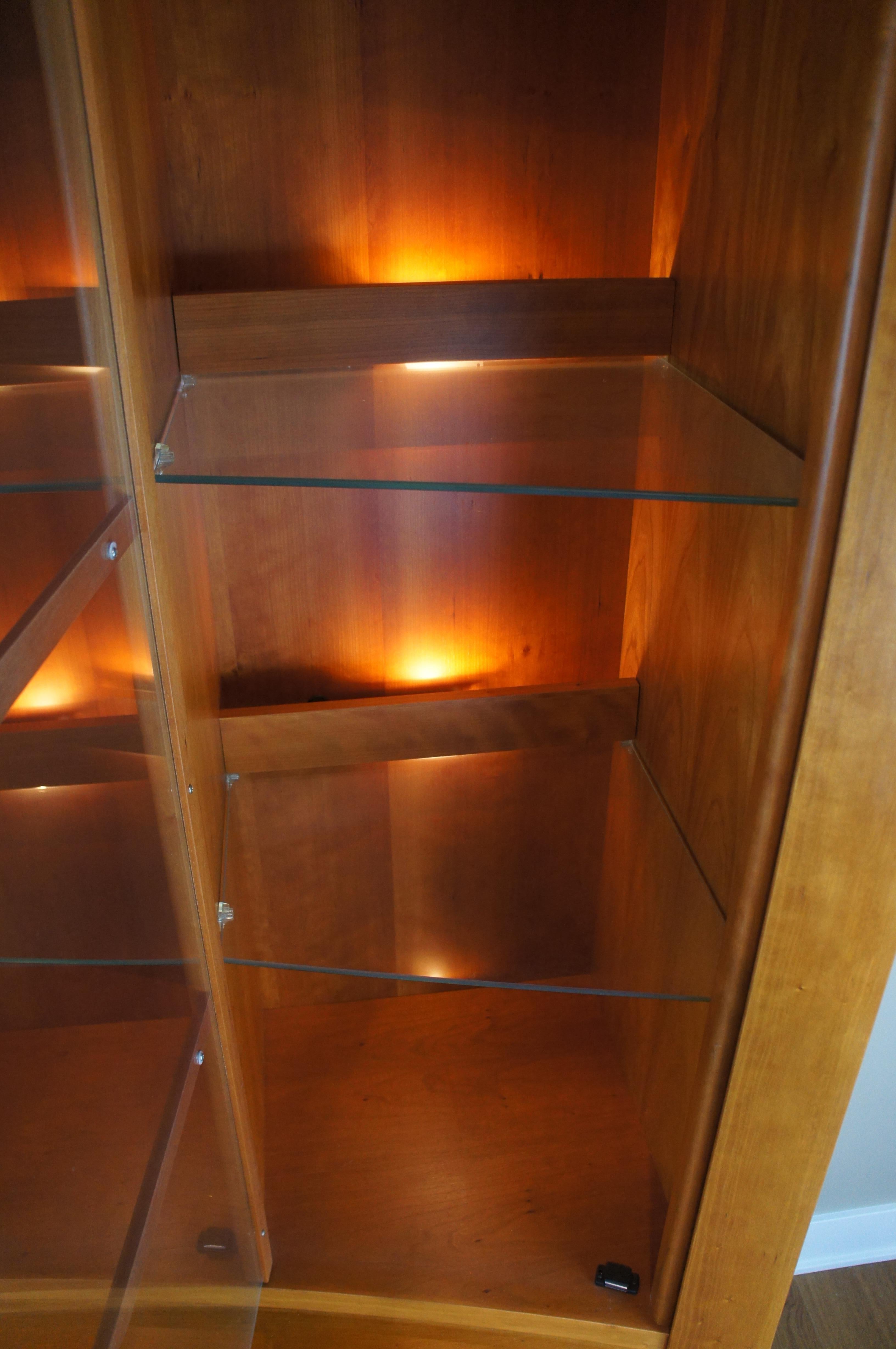 Vitrina curvada danesa de teca de mediados del siglo XX Puertas de persiana curio en venta 2