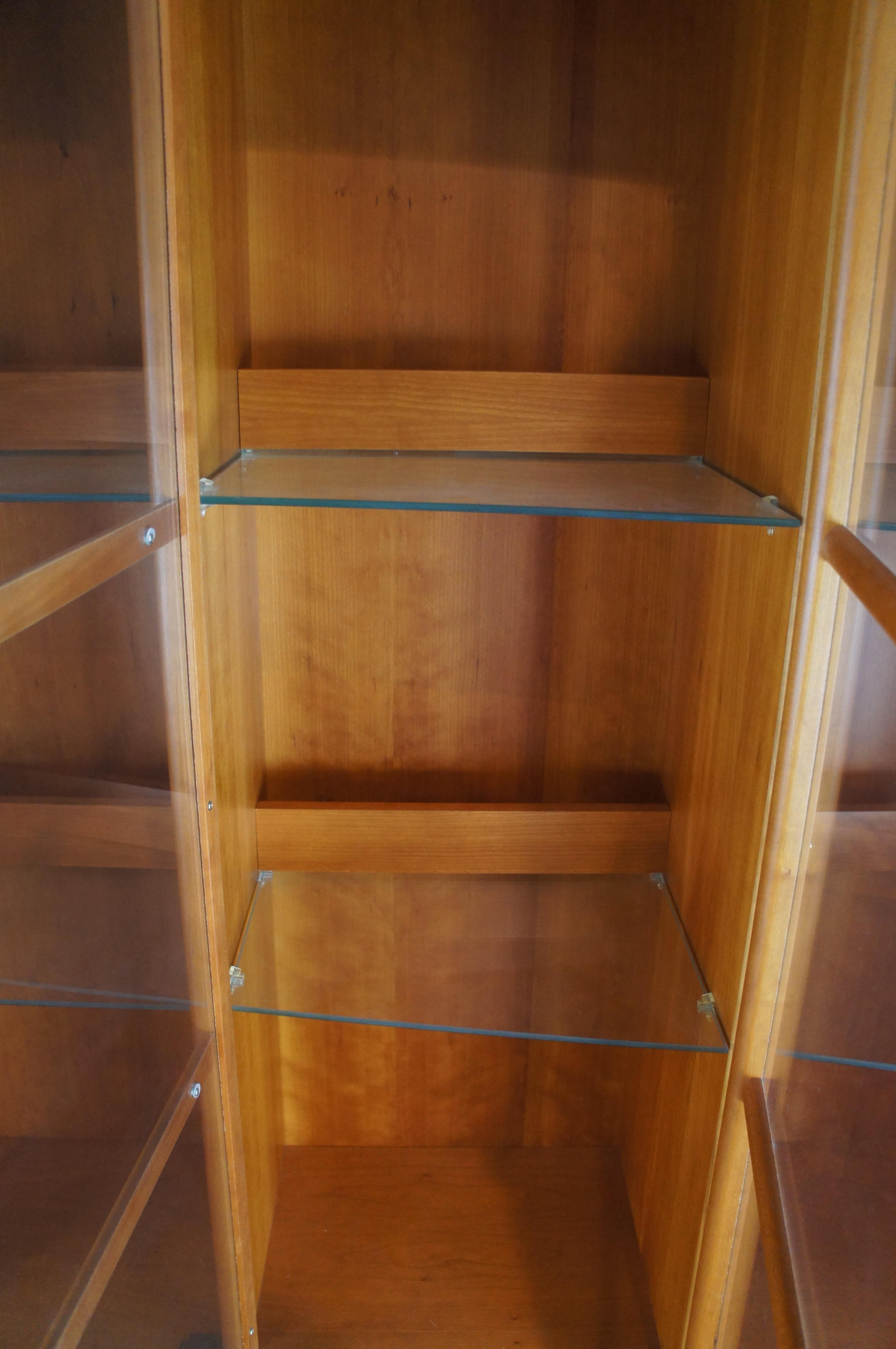 Vitrina curvada danesa de teca de mediados del siglo XX Puertas de persiana curio en venta 3