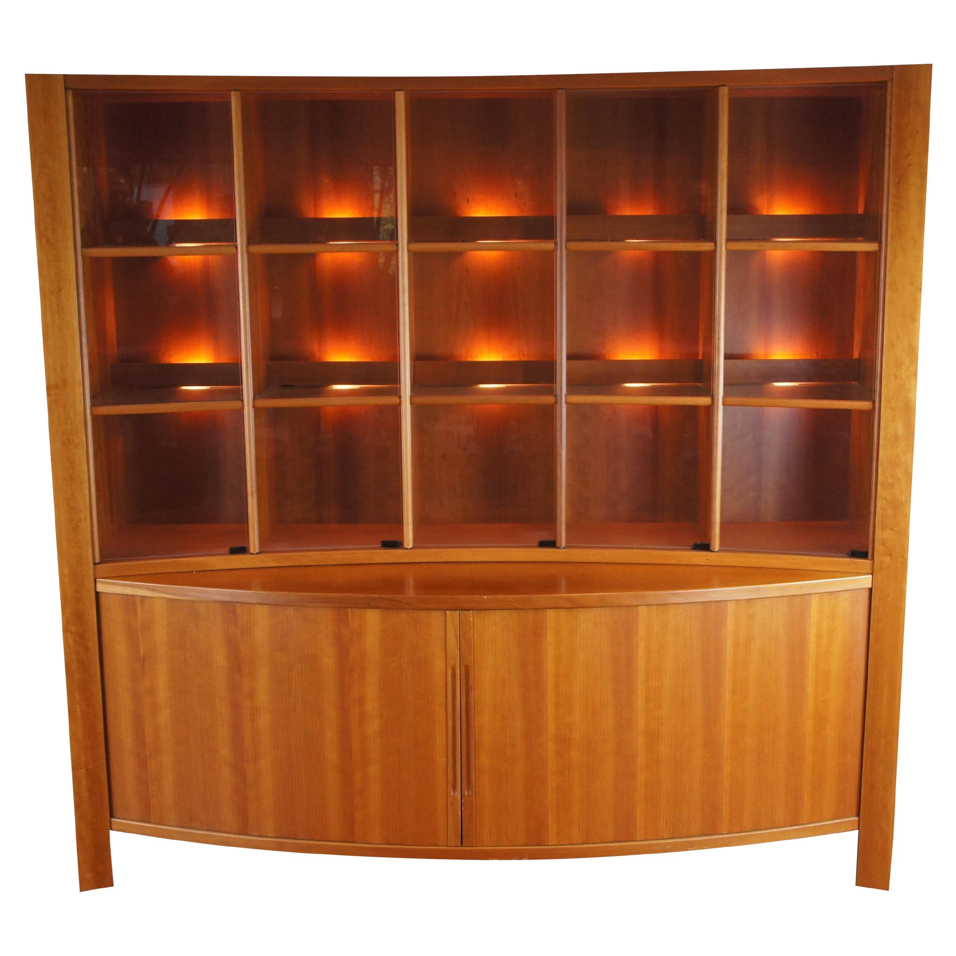 Vitrina curvada danesa de teca de mediados del siglo XX Puertas de persiana curio en venta