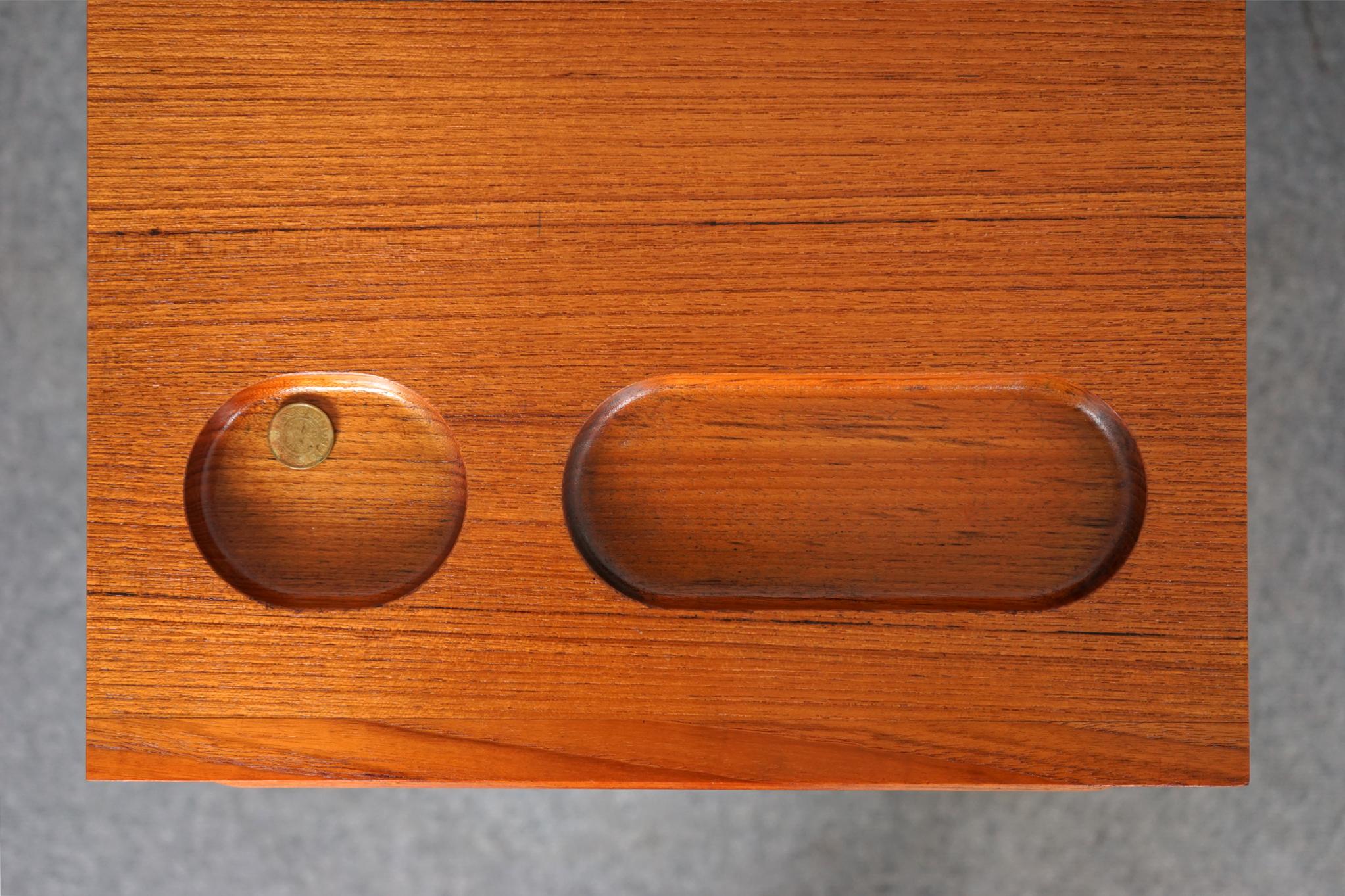 Danish Mid-Century Modern Teak Desk, by Ib Kofod Larsen For Faarup In Good Condition For Sale In VANCOUVER, CA