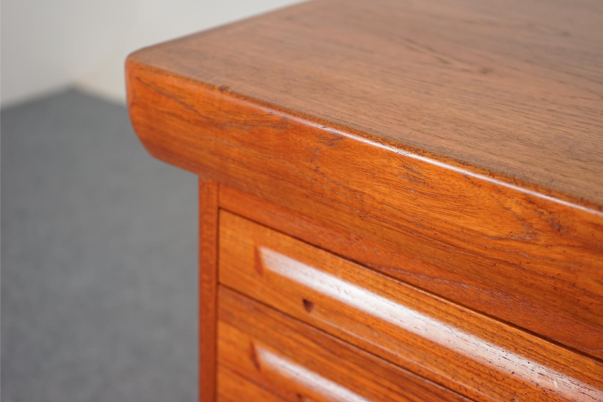 Danish Mid-Century Modern Teak Desk, by Ib Kofod Larsen For Faarup For Sale 2