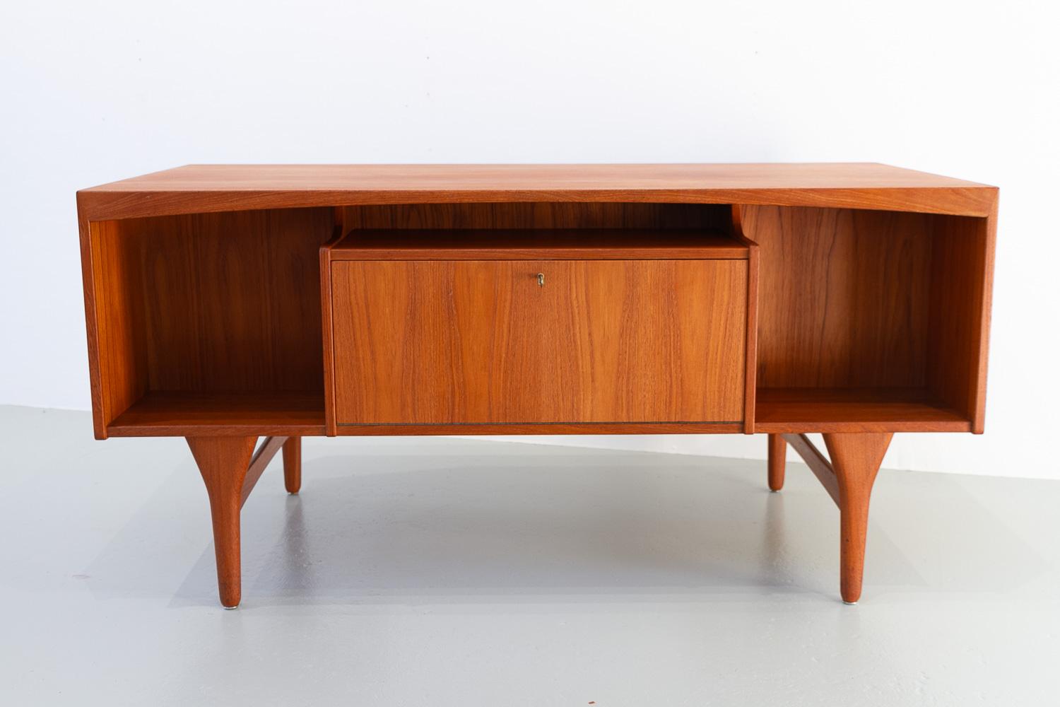 Danish Mid-Century Modern Teak Desk by Valdemar Mortensen, 1960s. For Sale 7
