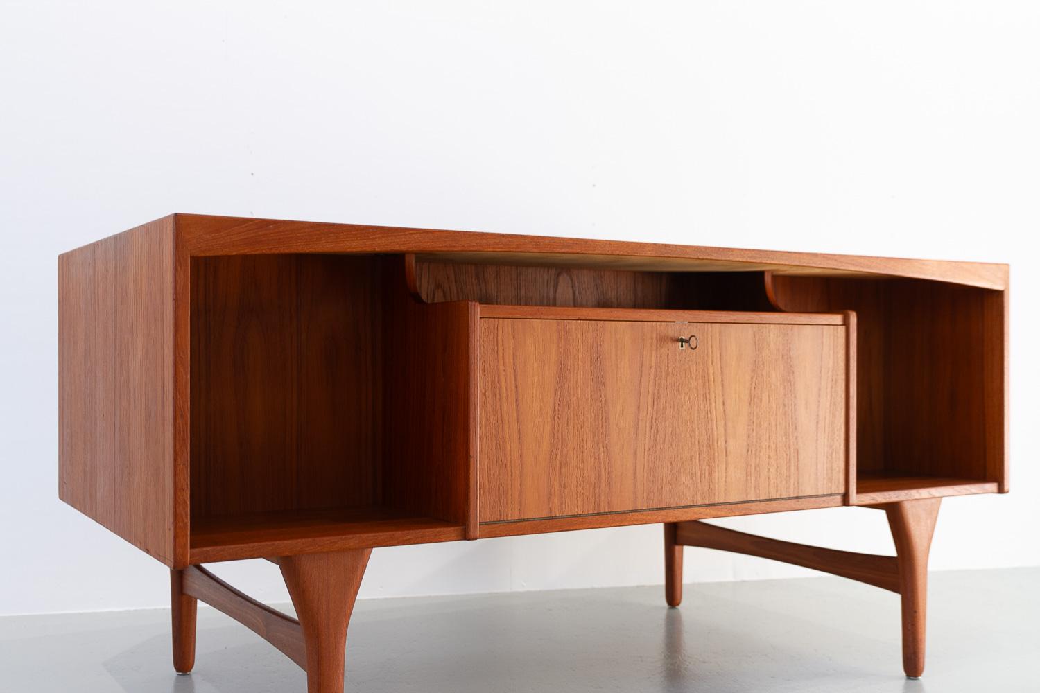 Danish Mid-Century Modern Teak Desk by Valdemar Mortensen, 1960s. For Sale 8