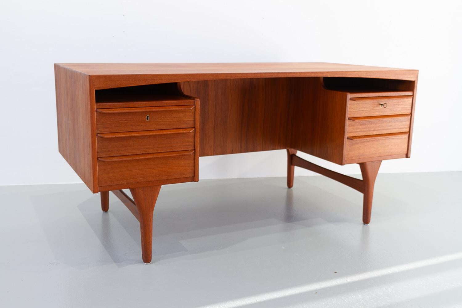 Danish Mid-Century Modern Teak Desk by Valdemar Mortensen, 1960s. In Good Condition For Sale In Asaa, DK