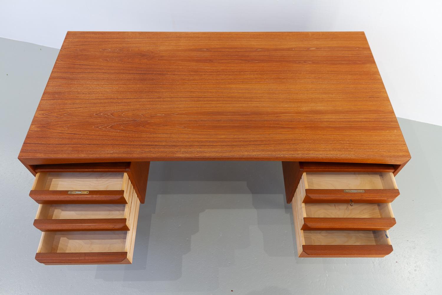 Danish Mid-Century Modern Teak Desk by Valdemar Mortensen, 1960s. For Sale 1