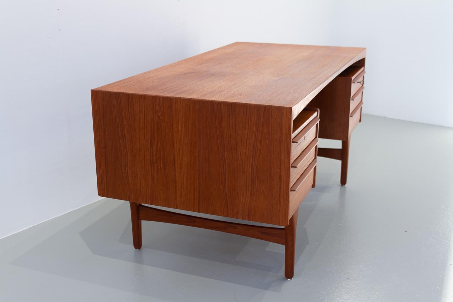 Danish Mid-Century Modern Teak Desk by Valdemar Mortensen, 1960s. For Sale 4
