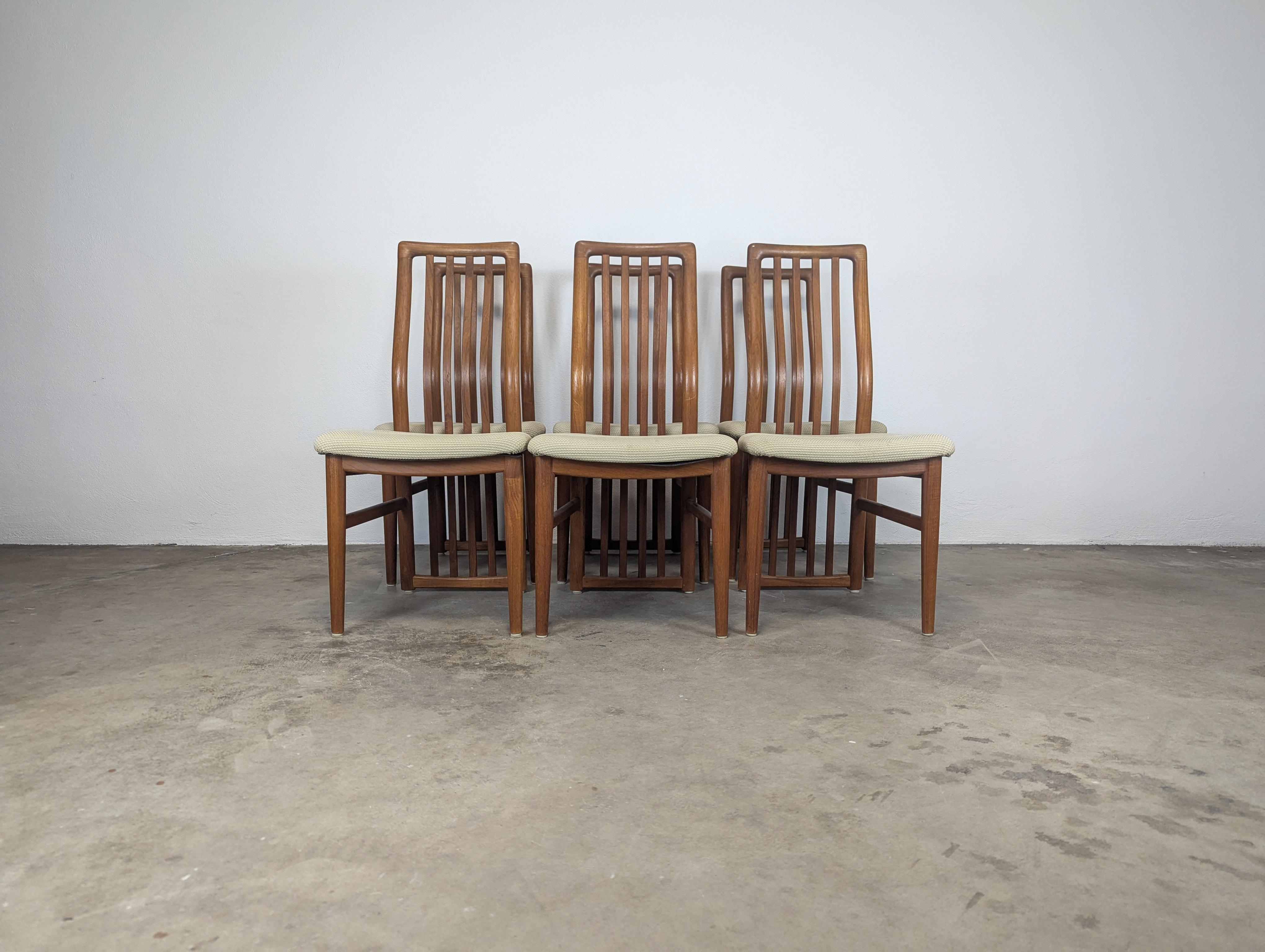 Eleva tu comedor con este conjunto de sillas de comedor danesas de teca modernas de mediados de siglo, obra de Schou Andersen, hacia la década de 1960. Cada silla mide aproximadamente 19