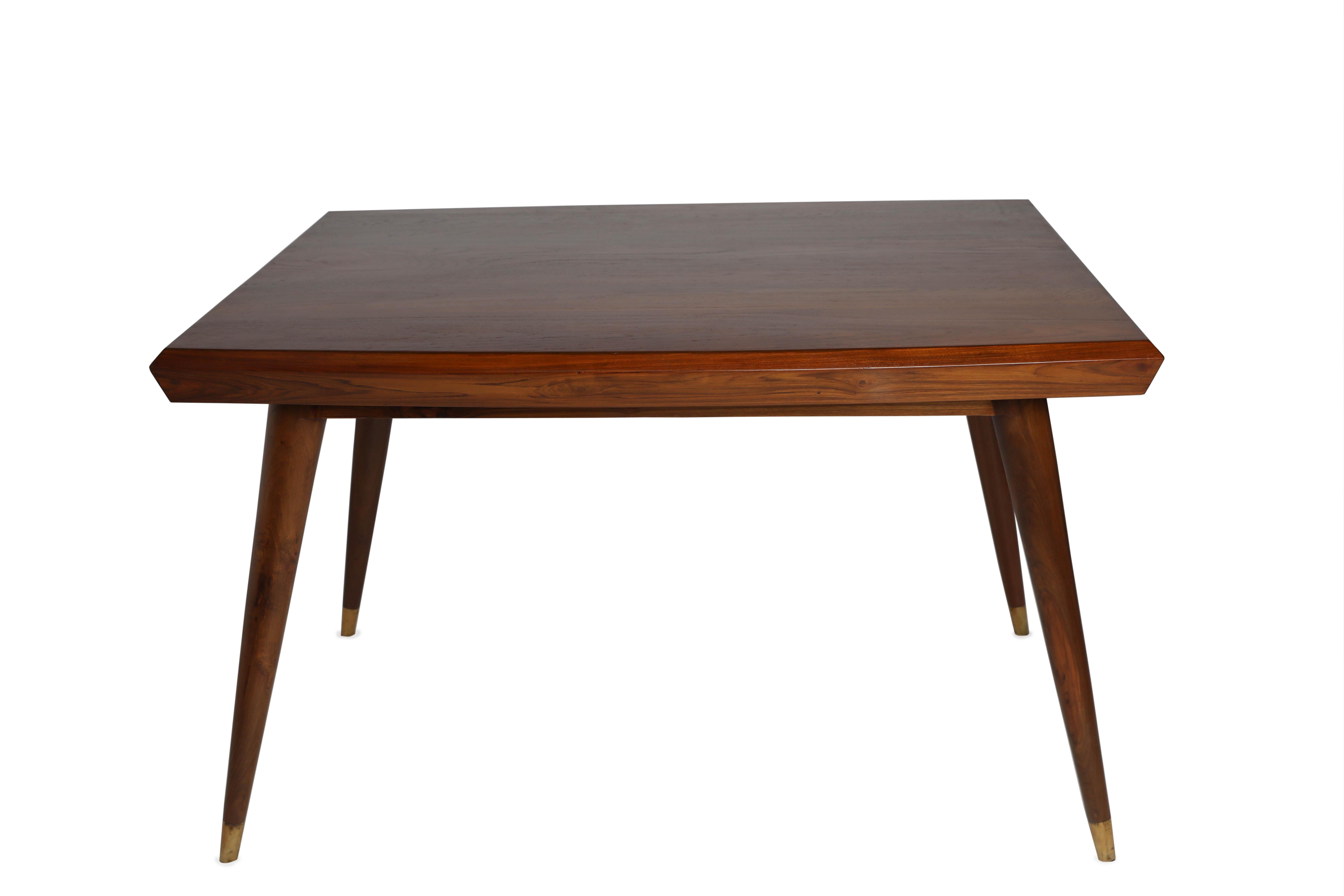 Bonita mesa de comedor danesa de madera de teca de mediados de siglo. La parte superior es de teca maciza y está ligeramente curvada a lo largo de los lados y se encaja en la base. En los extremos largos mide 34