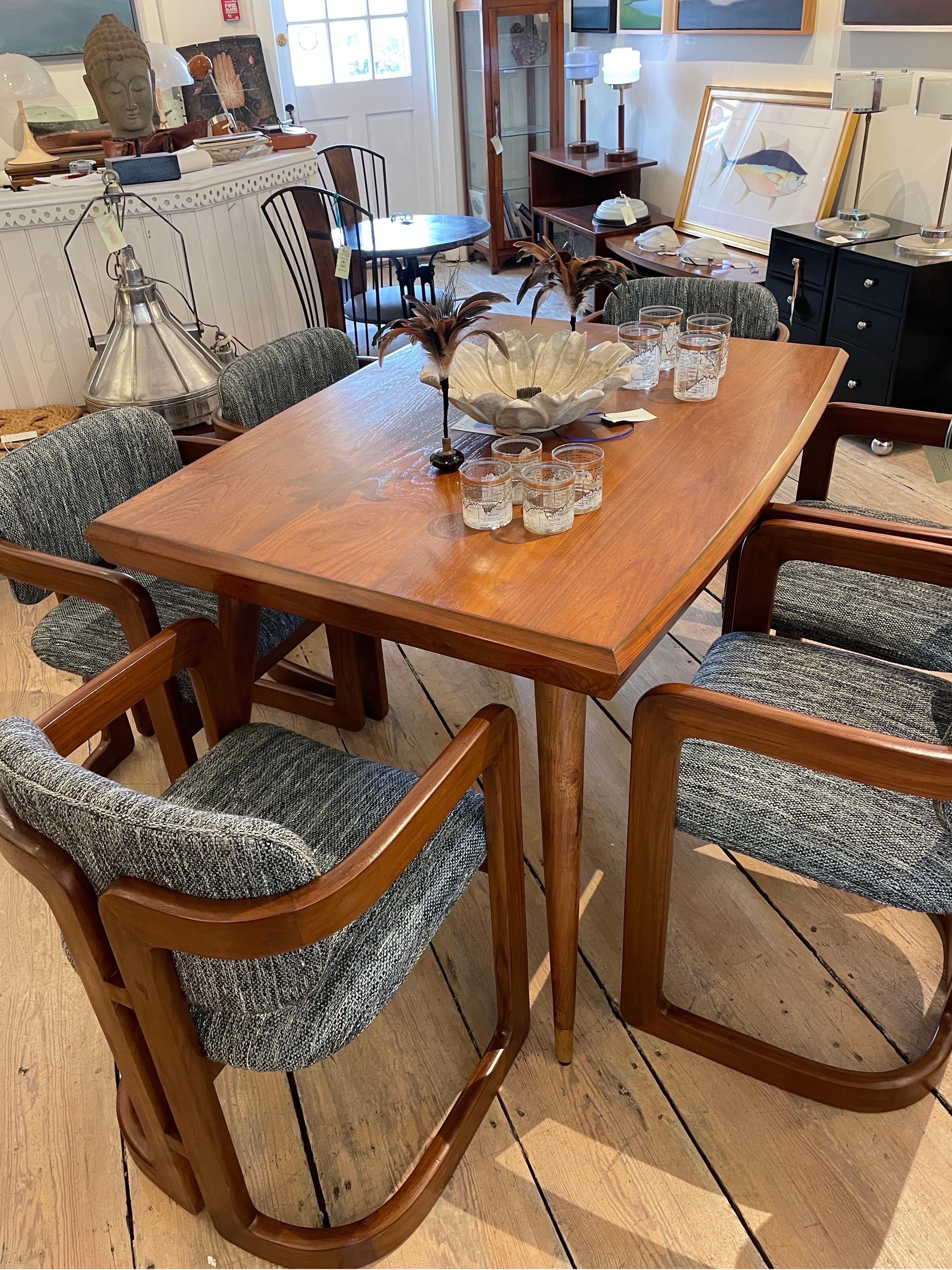 Mesa de comedor danesa de teca moderna de mediados de siglo en Bueno estado para la venta en Nantucket, MA
