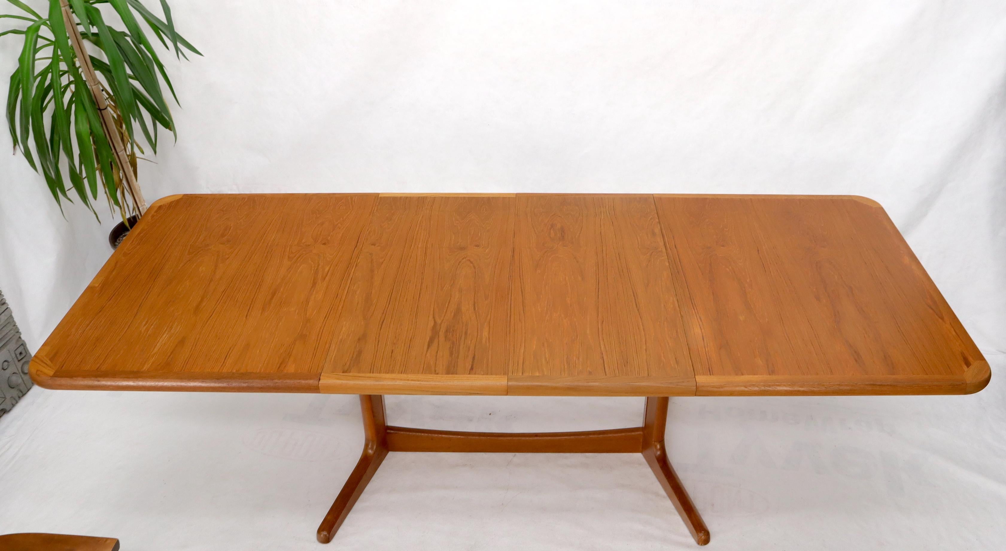 Danish Mid-Century Modern Teak Dining Table Two Leafs In Excellent Condition In Rockaway, NJ