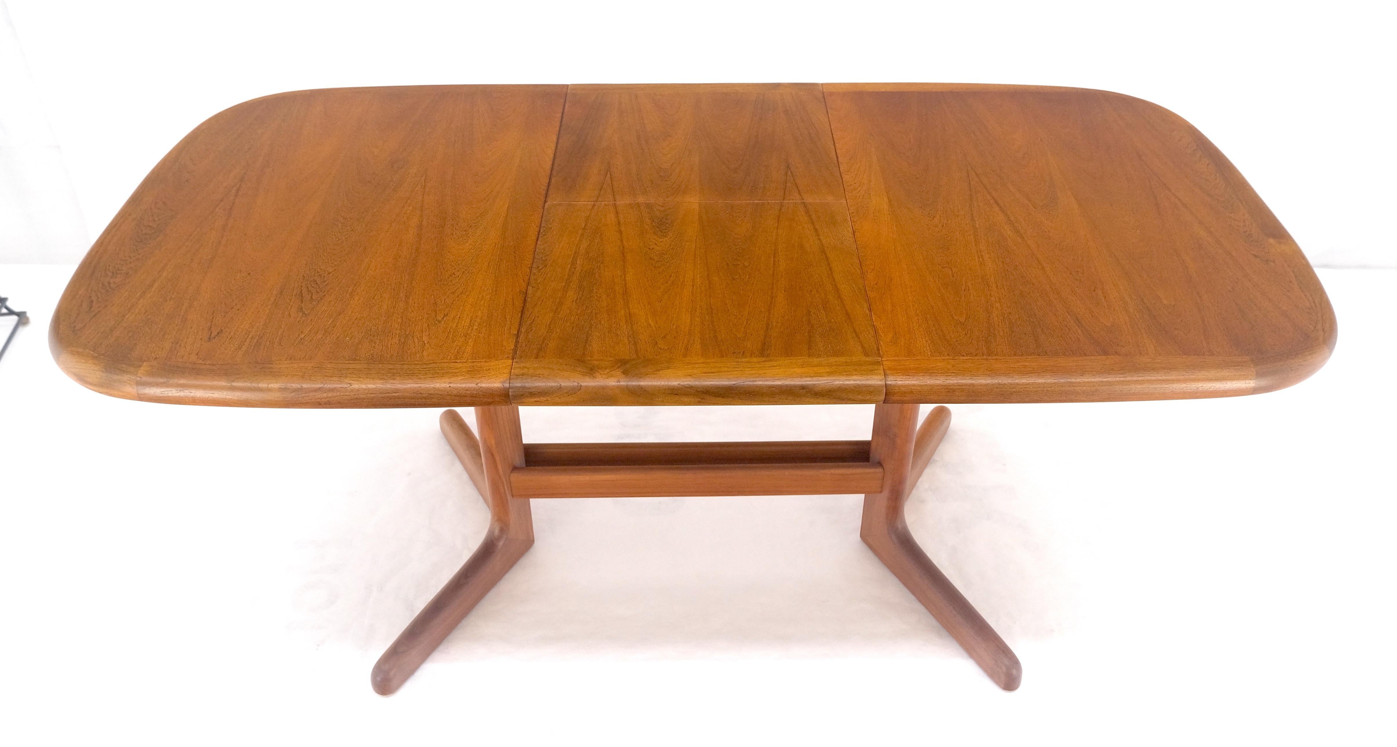 Table de salle à manger danoise en teck moderne du milieu du siècle avec 18