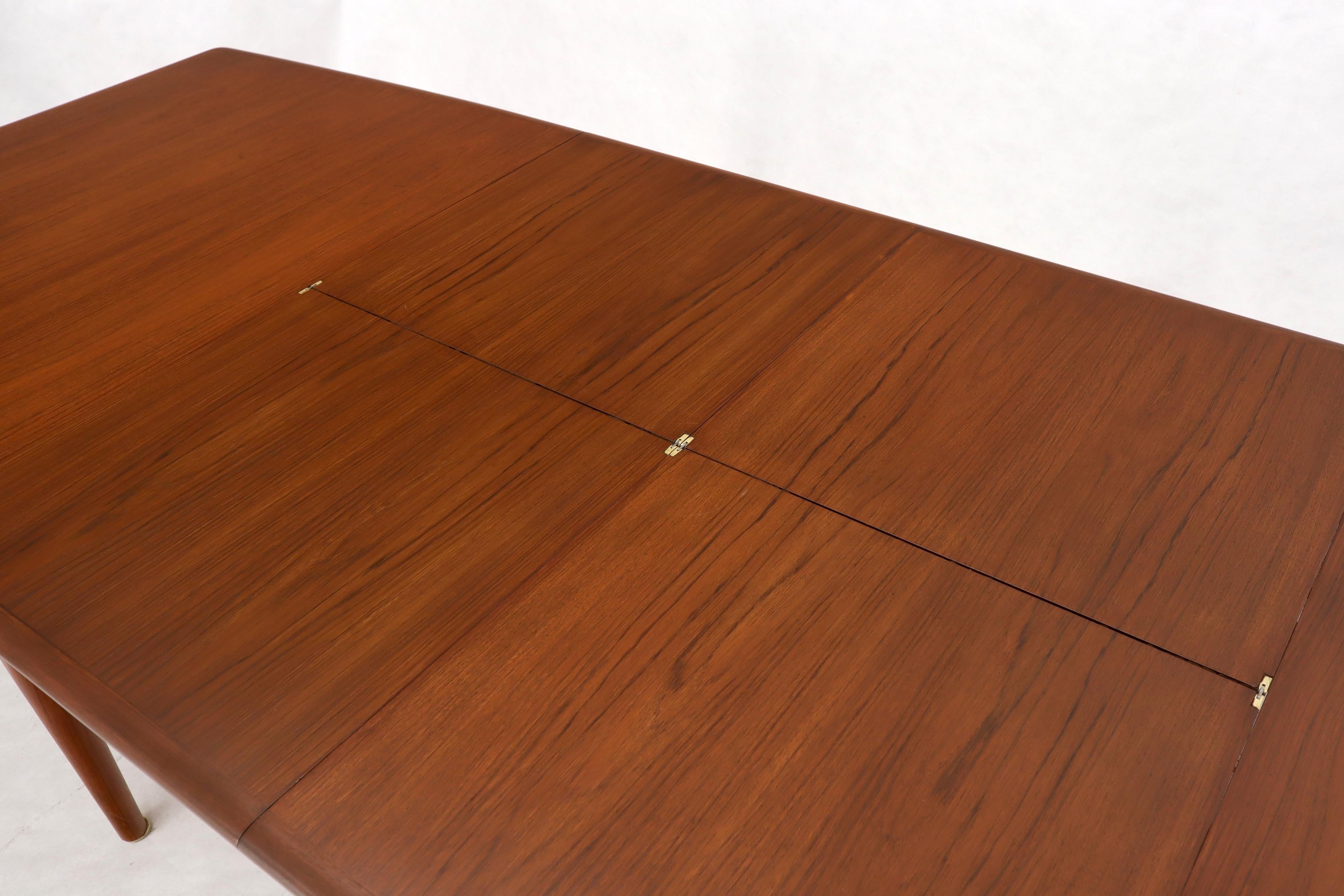 Danish Mid-Century Modern Teak Dining Table with Two Pop Up Self Storing Leaves In Excellent Condition For Sale In Rockaway, NJ