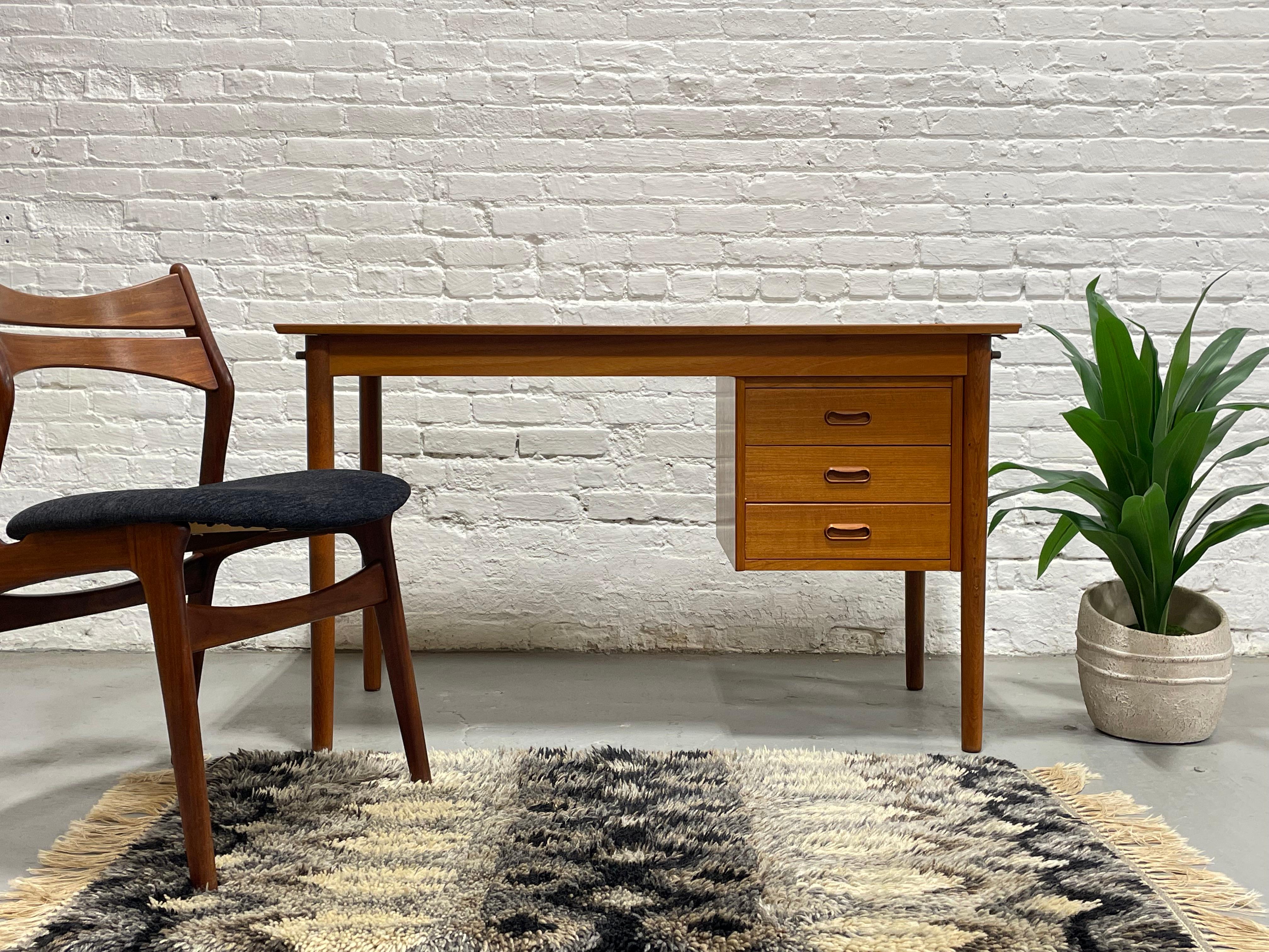 Superbe bureau double en teck danois moderne du milieu du siècle, fabriqué au Danemark, vers les années 1960. Cette beauté offre un meuble à tiroirs modulaire qui peut être placé à gauche ou à droite du bureau et qui glisse facilement d'un bout à