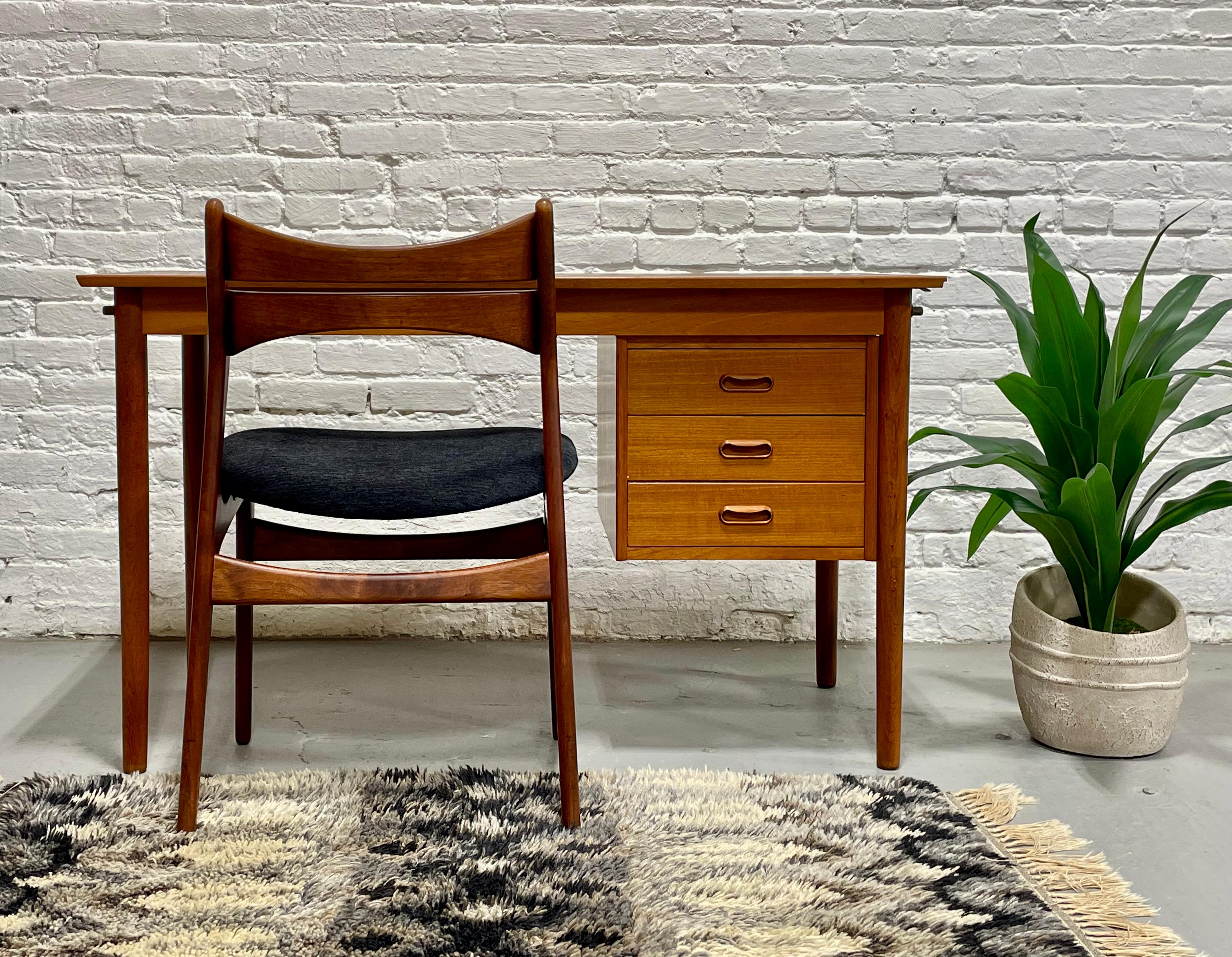Mid-Century Modern DESK double face danois moderne du milieu du siècle dernier + feuille en goutte, années 1960 en vente