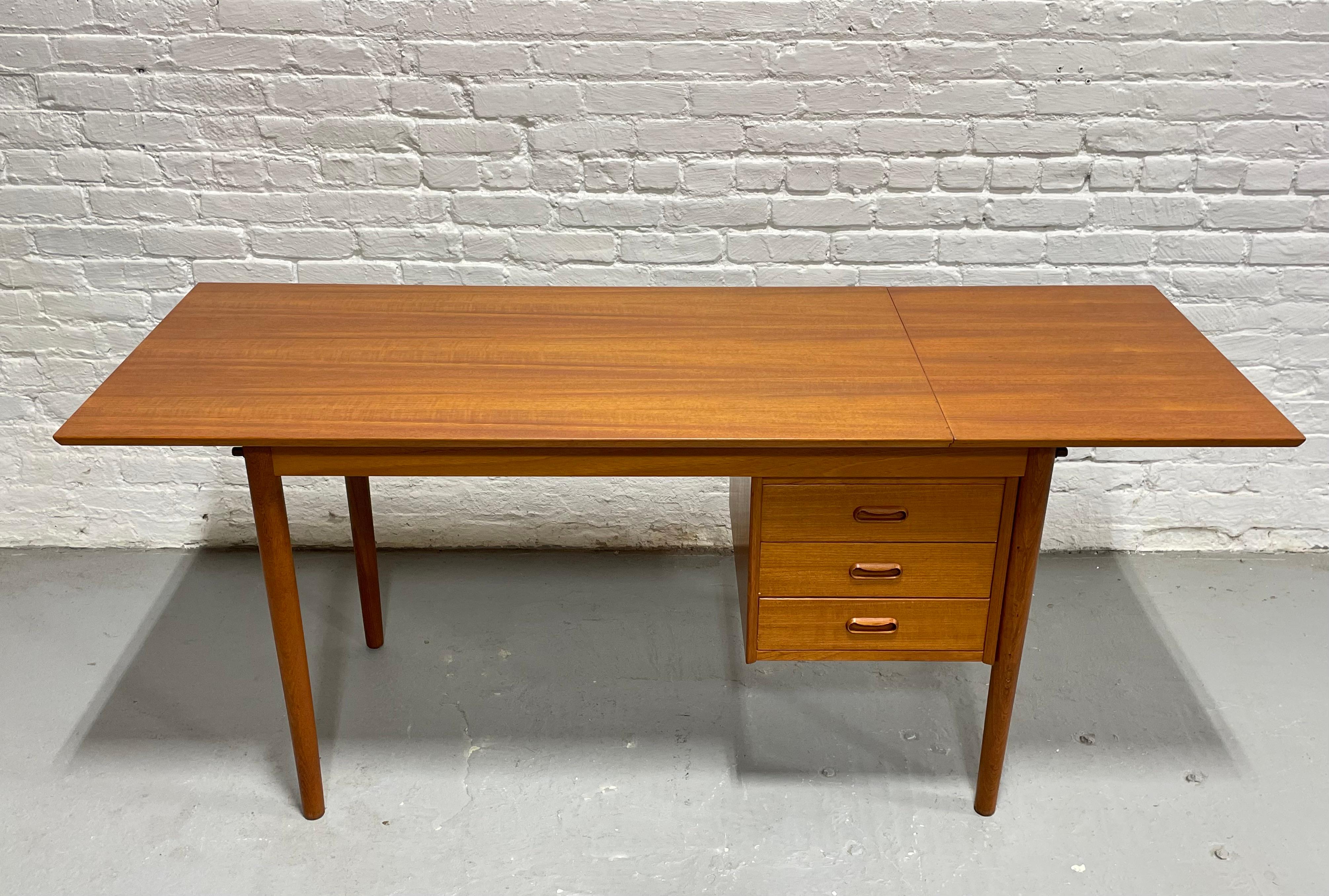 DESK double face danois moderne du milieu du siècle dernier + feuille en goutte, années 1960 Bon état - En vente à Weehawken, NJ