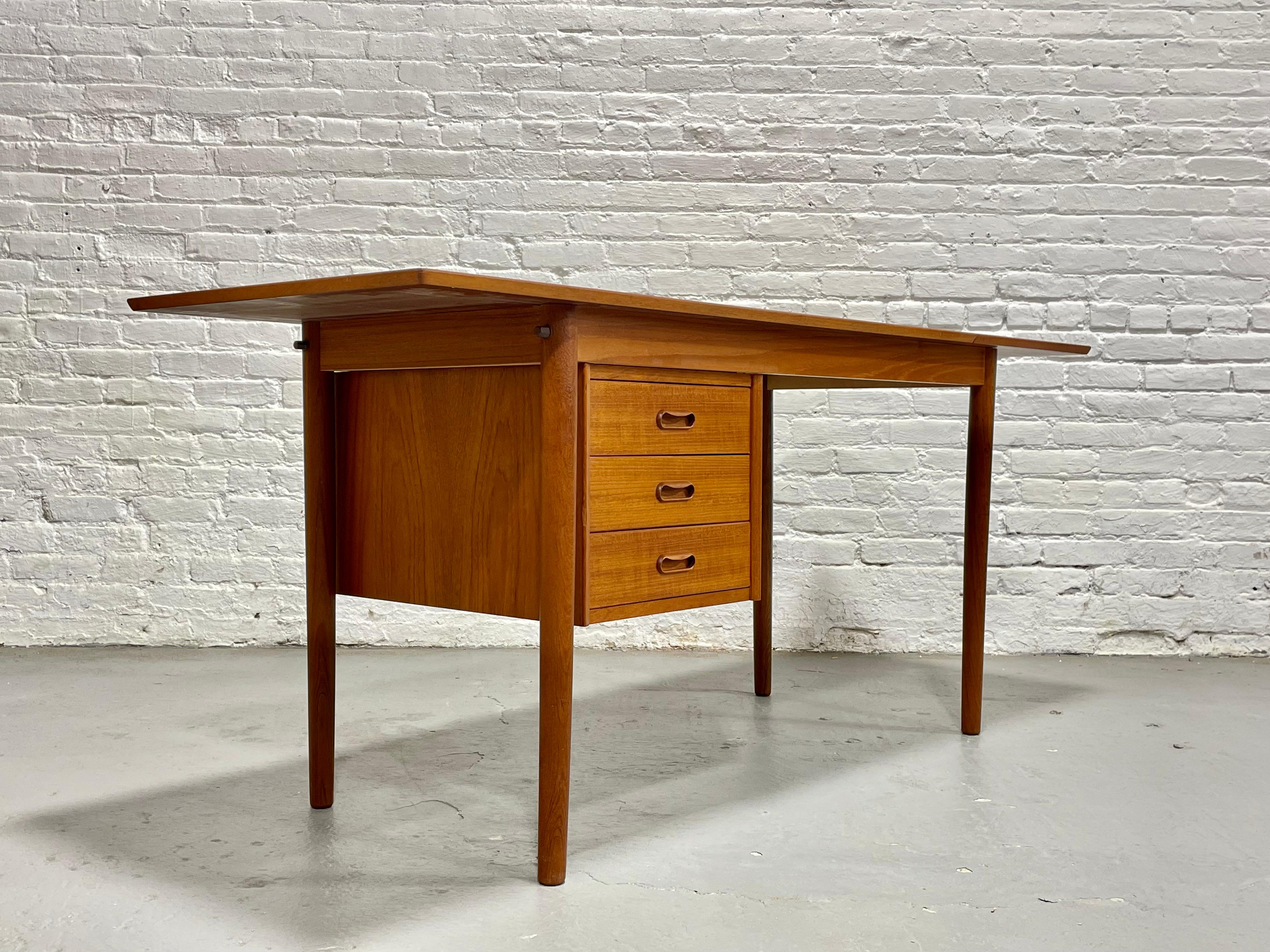 Teck DESK double face danois moderne du milieu du siècle dernier + feuille en goutte, années 1960 en vente