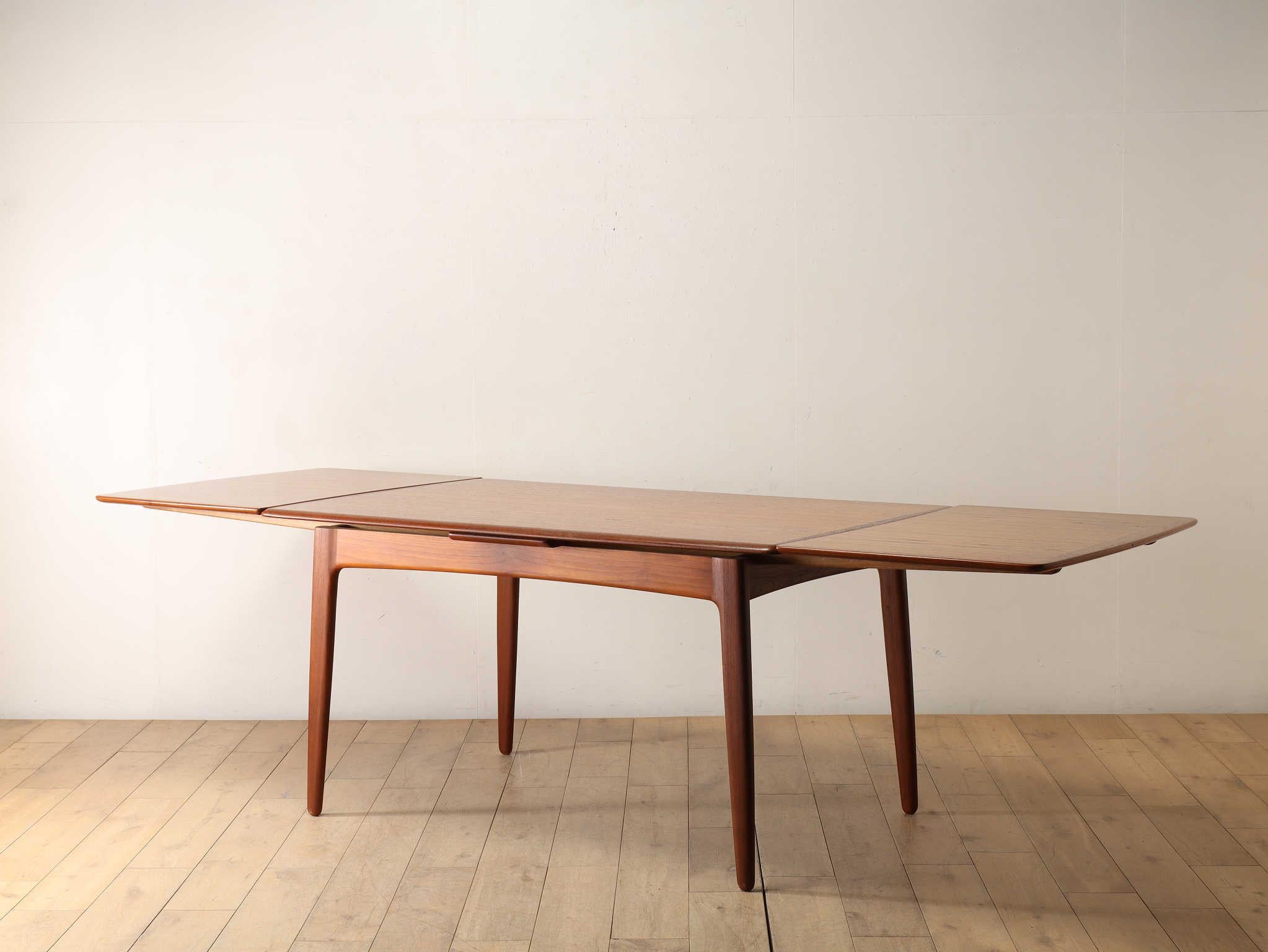 Il tavolo è stato progettato da Svend Aage Madsen, uno dei principali designer di The Modern Scandinavian, con curve semplici ma belle e forme equilibrate. Il design delicato del bordo del pannello superiore dà un'impressione di morbidezza. Il
