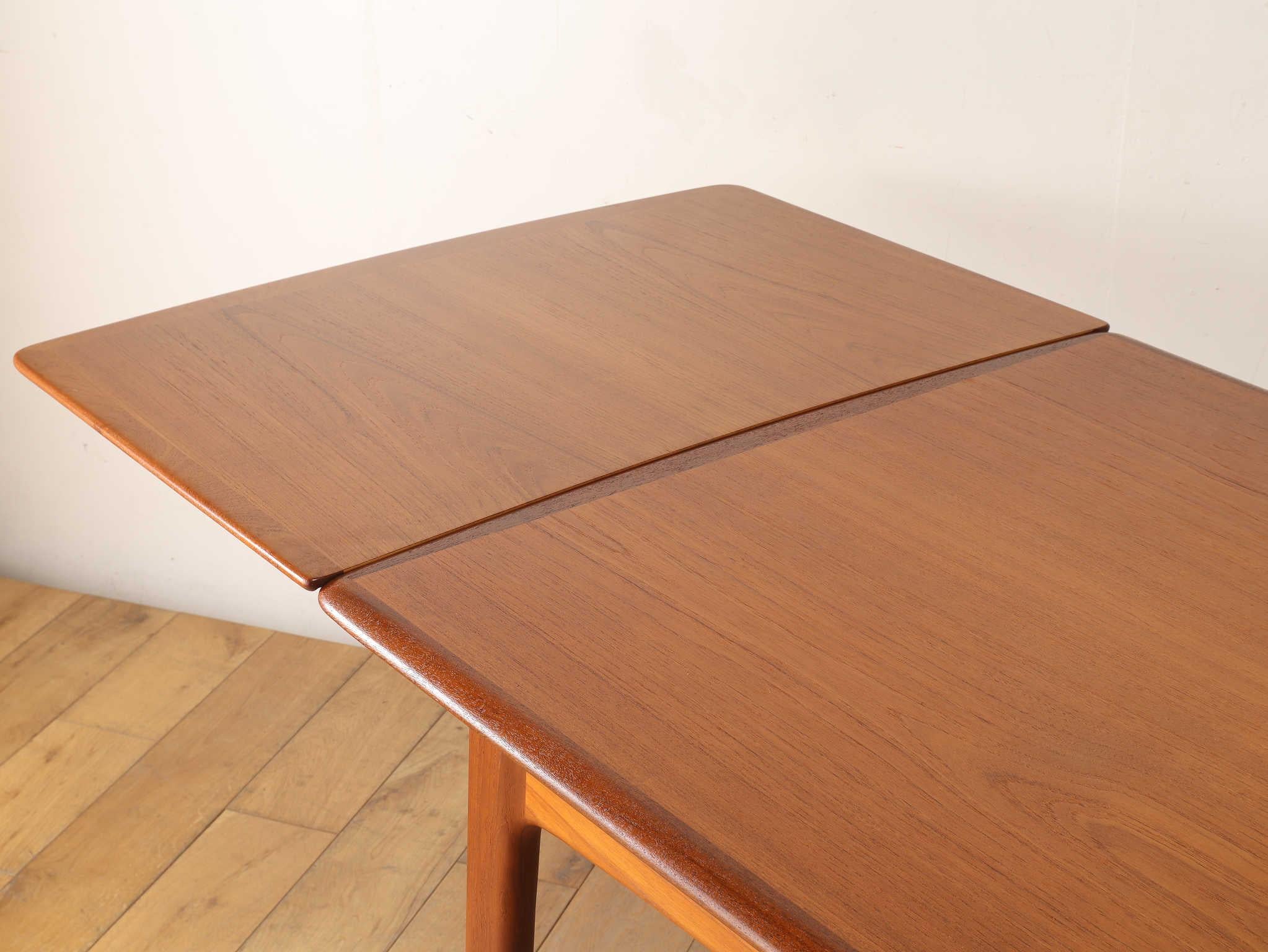 Danese Tavolo da pranzo danese a foglie disegnate in teak della metà del secolo scorso di Svend Madsen in vendita