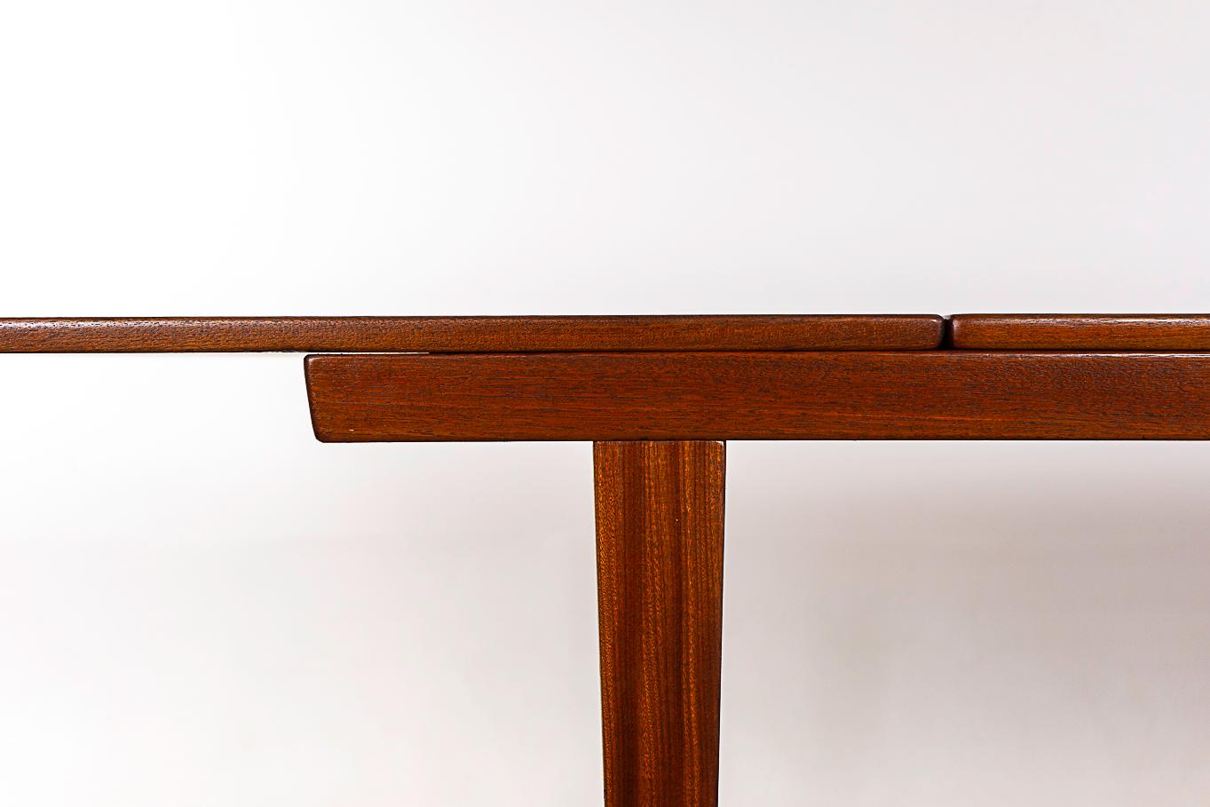 Danish Mid-Century Modern Extendable Teak Dining Table For Sale 4