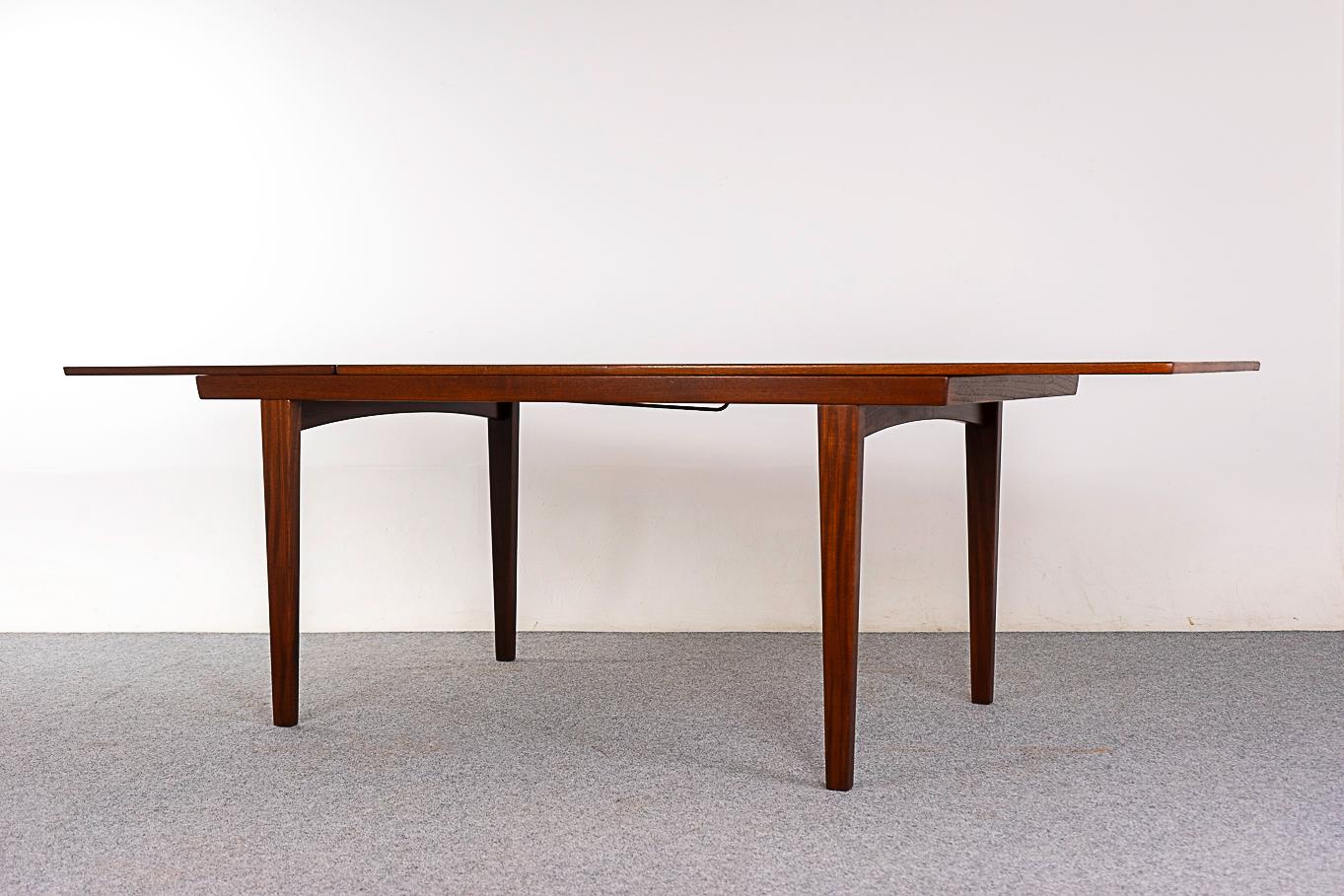 Danish Mid-Century Modern Extendable Teak Dining Table For Sale 6