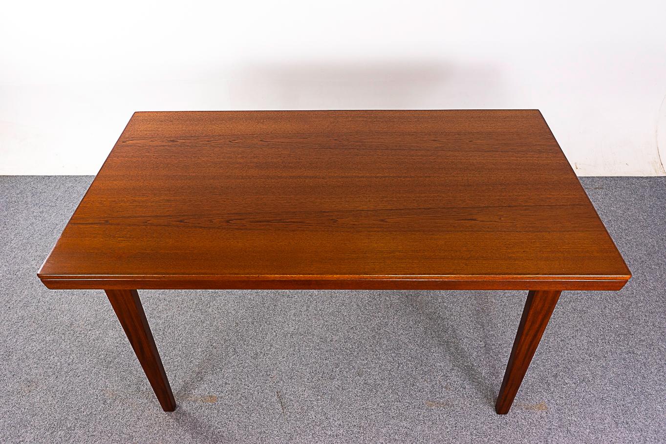 Danish Mid-Century Modern Extendable Teak Dining Table In Good Condition For Sale In VANCOUVER, CA