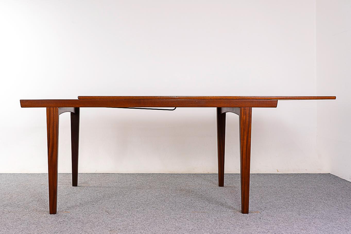 Danish Mid-Century Modern Extendable Teak Dining Table For Sale 1