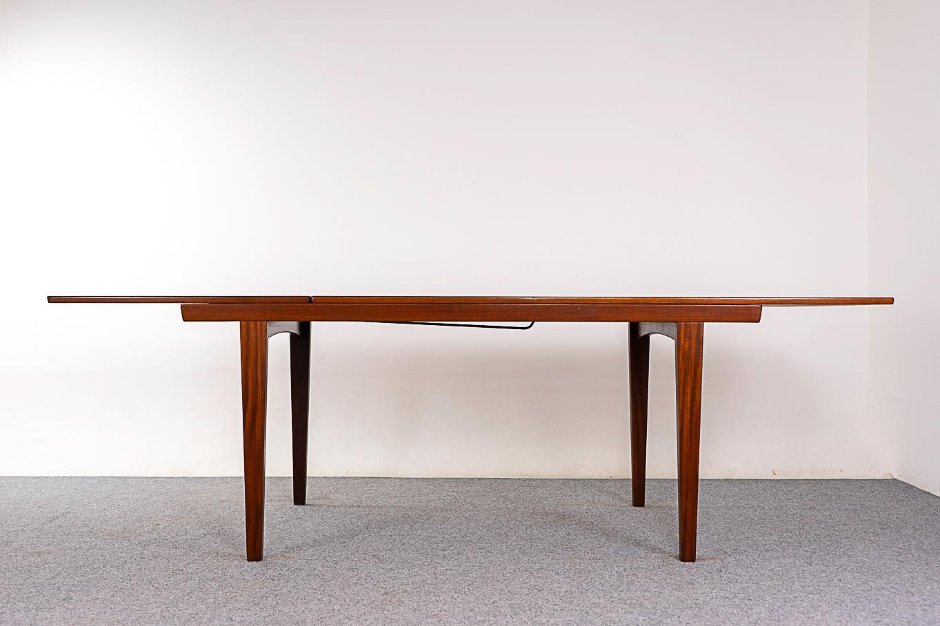 Danish Mid-Century Modern Extendable Teak Dining Table For Sale 3