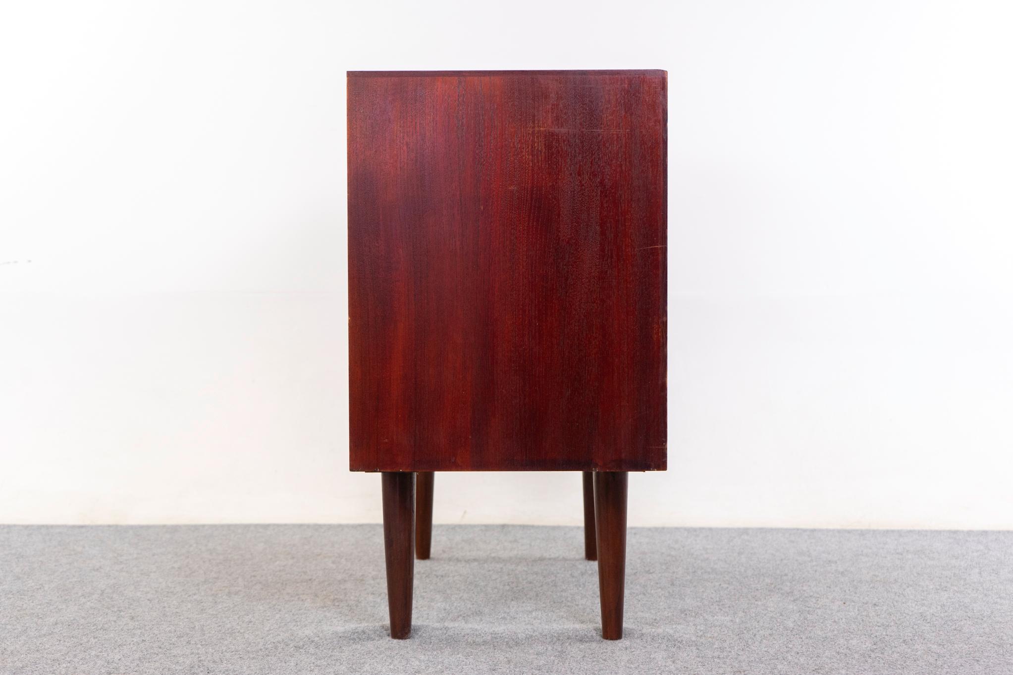 Comò danese in teak della metà del secolo scorso 2