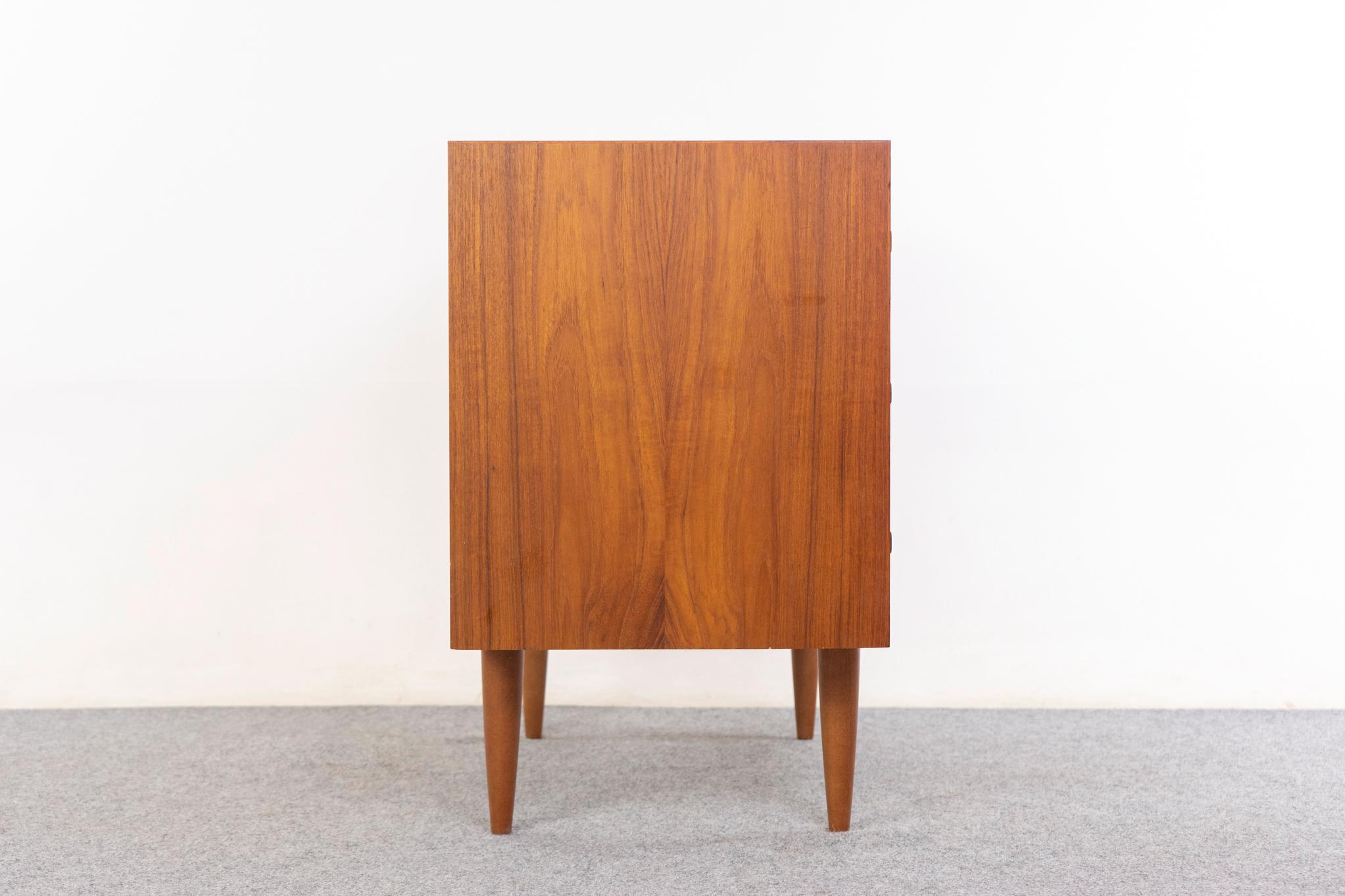 Comò danese in teak della metà del secolo scorso in vendita 2