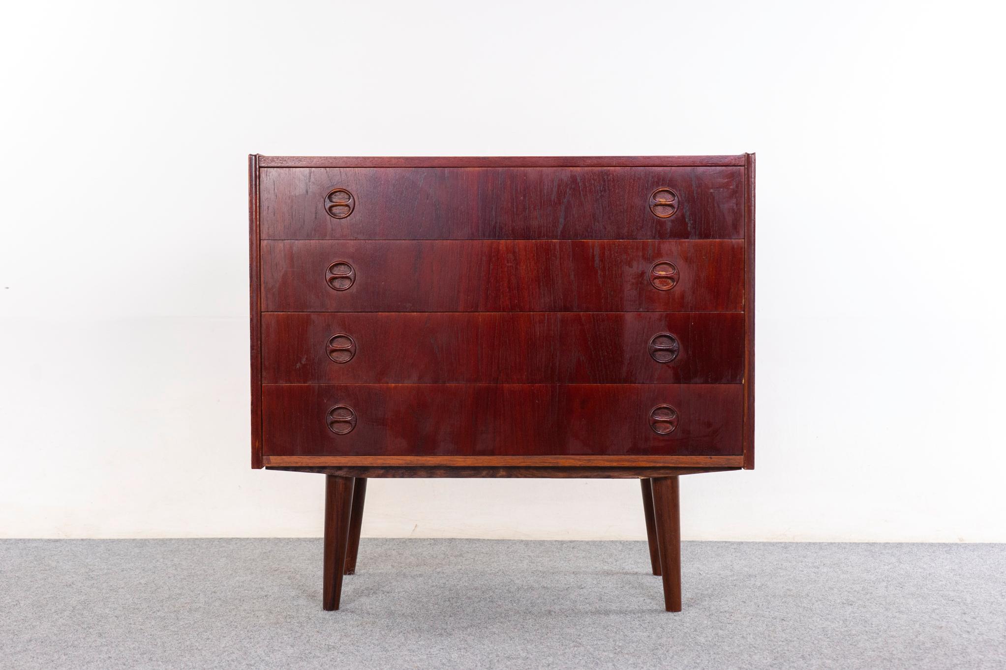 Comò in teak, anni '60 circa. Bordi in legno massiccio e splendida impiallacciatura in tinta con il libro. Maniglie eleganti e gambe affusolate...

Oggetto non restaurato con possibilità di acquisto in condizioni restaurate con un supplemento di