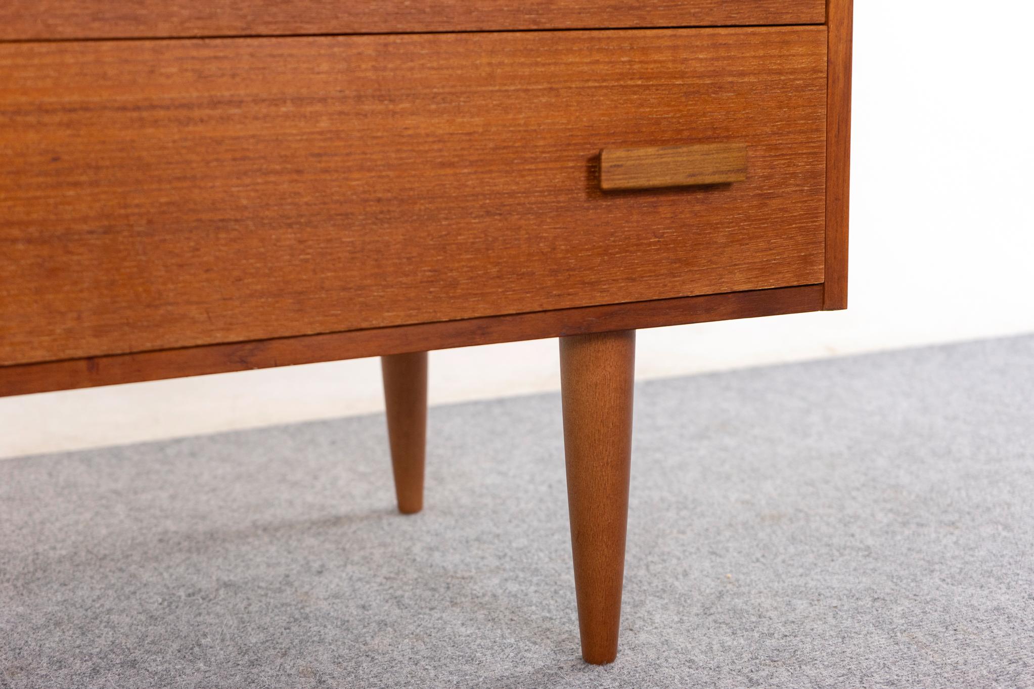 Scandinavo moderno Comò danese in teak della metà del secolo scorso in vendita