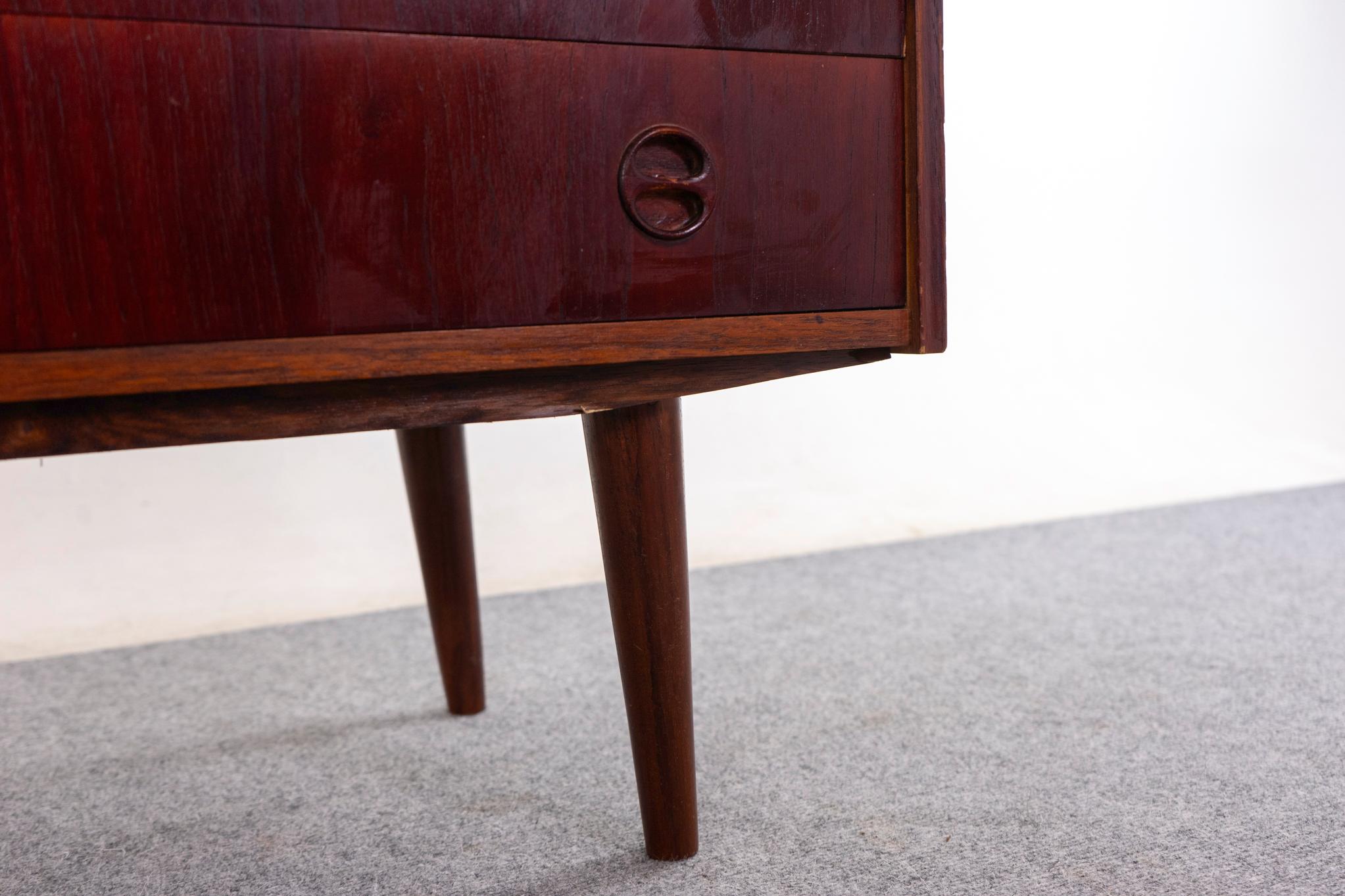 Impiallacciato Comò danese in teak della metà del secolo scorso