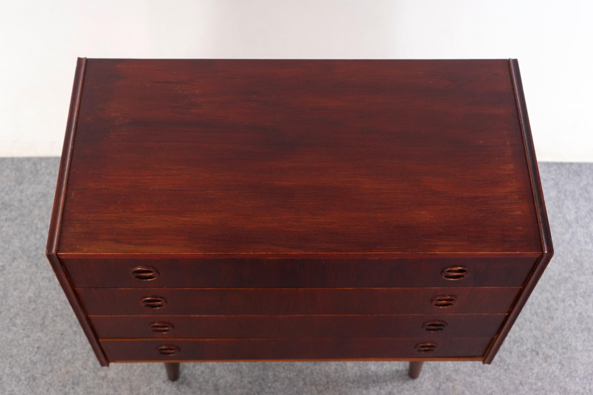 Comò danese in teak della metà del secolo scorso In condizioni buone a VANCOUVER, CA