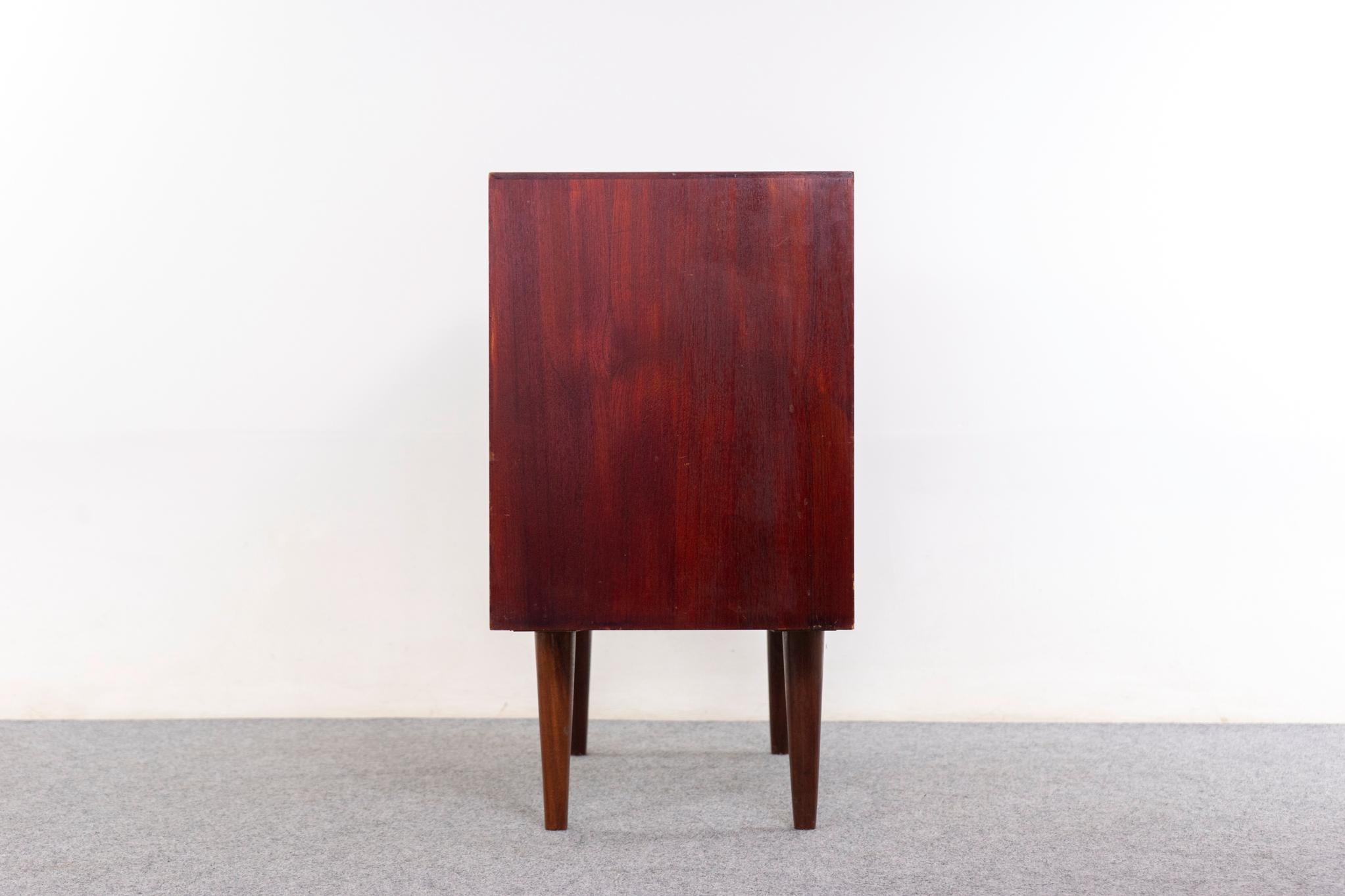 Comò danese in teak della metà del secolo scorso 1