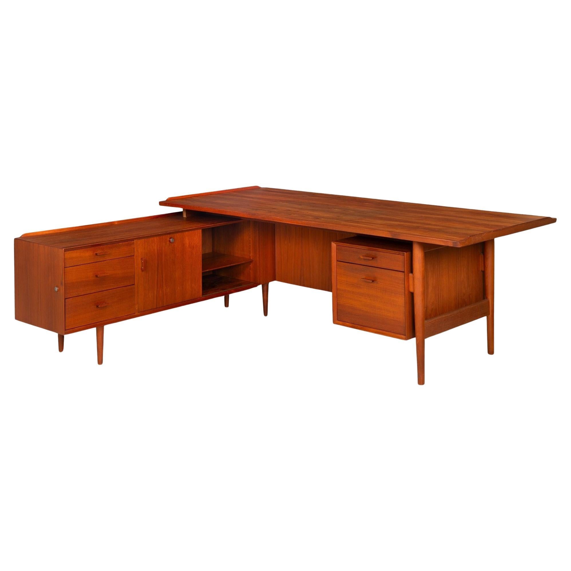 Scrivania direzionale danese in teak della metà del secolo scorso con credenza di Arne Vodder