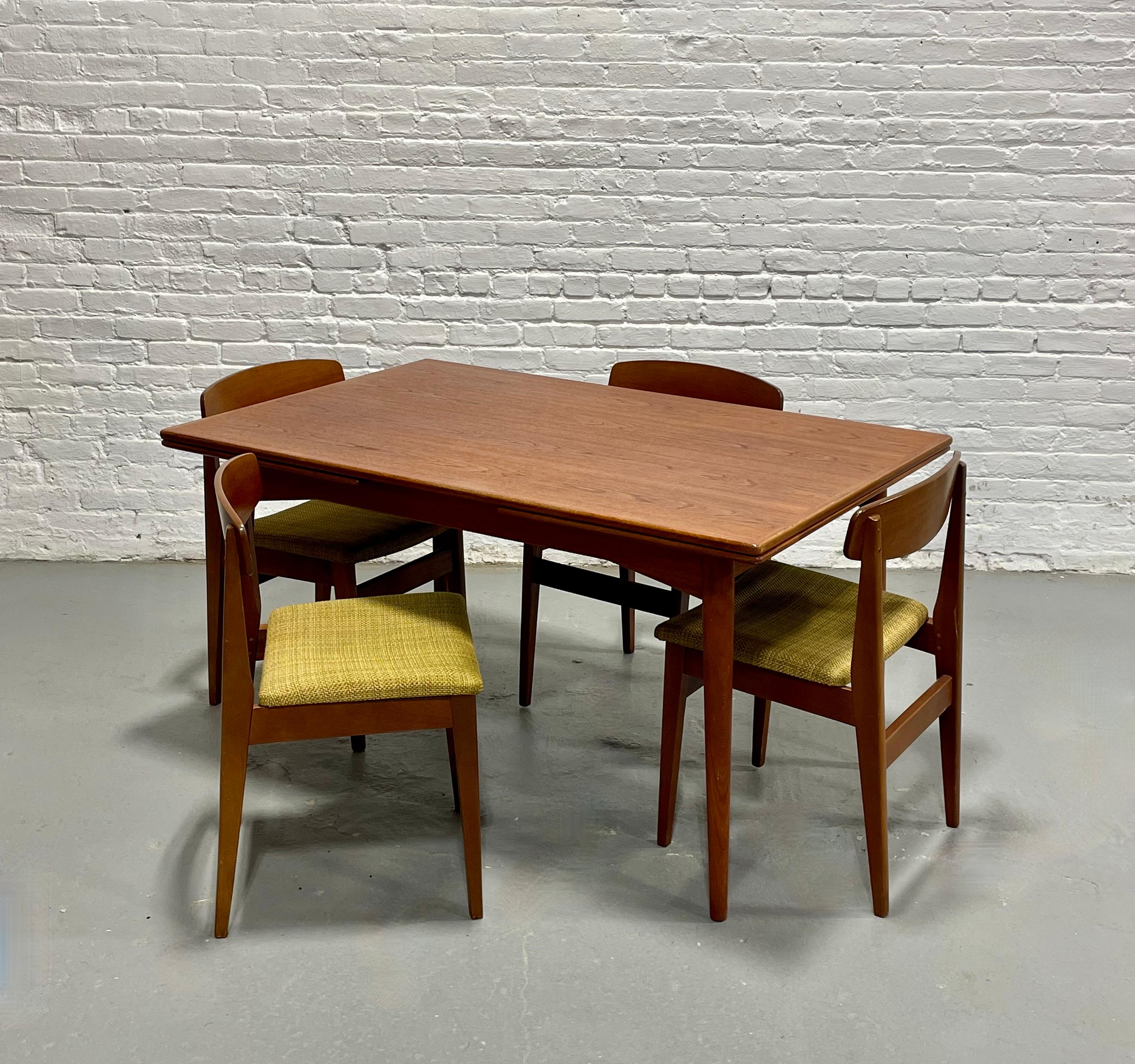 TABLE À DINER extensible TEAK danoise de style moderne du milieu du siècle, avec deux feuilles cachées, dans une belle taille épurée, parfaite pour les petites maisons. La table est impeccablement fabriquée avec des grains de bois étonnants et