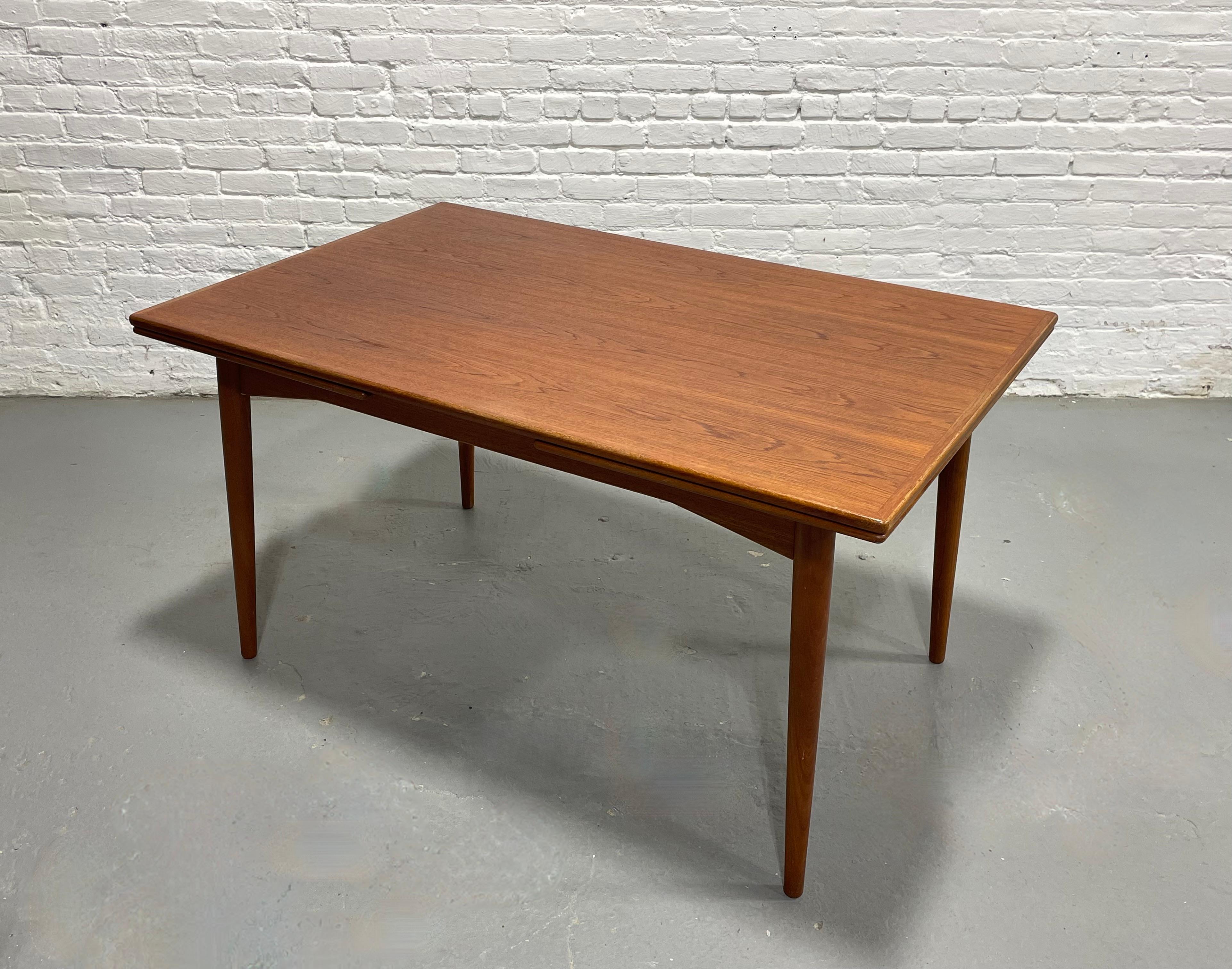 Mid-Century Modern TABLE À DINER DANISH Mid Century Modern en teck extensible, feuilles cachées, c.I.C. en vente