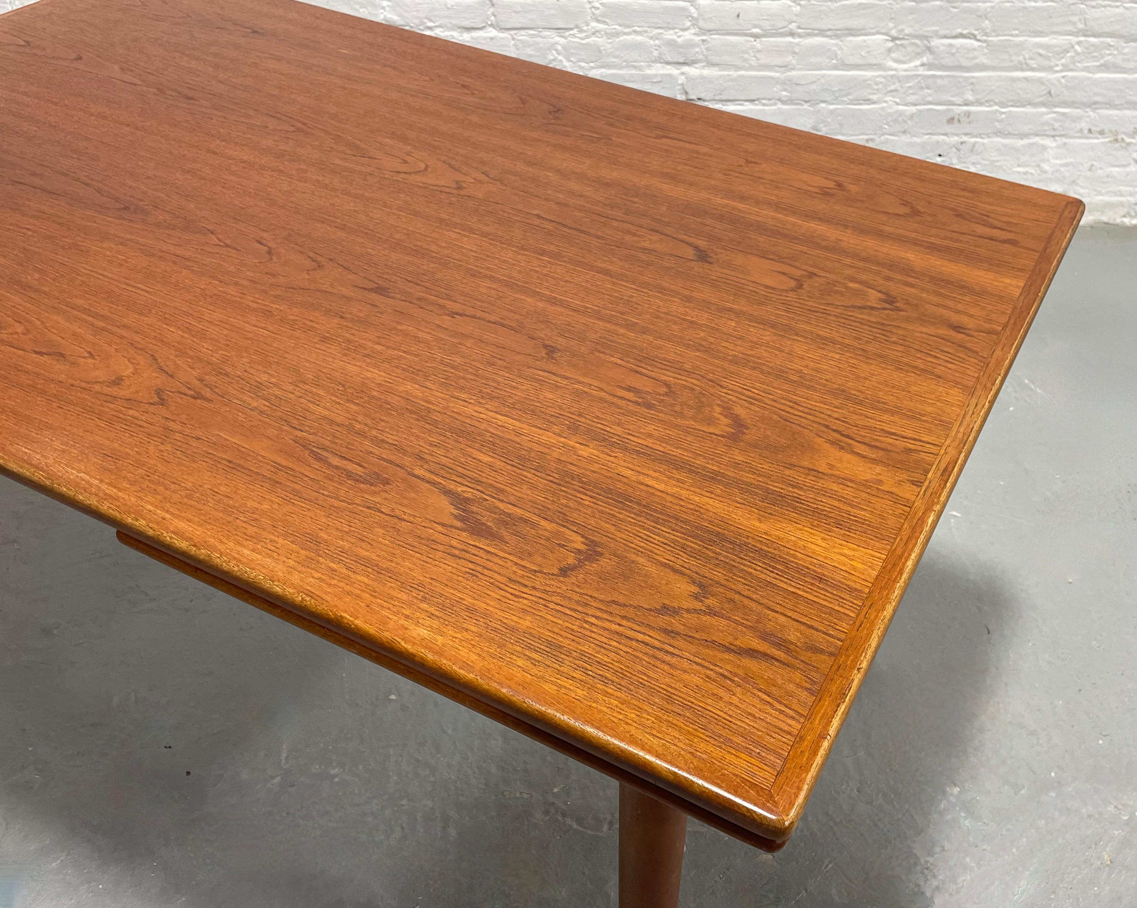 Milieu du XXe siècle TABLE À DINER DANISH Mid Century Modern en teck extensible, feuilles cachées, c.I.C. en vente