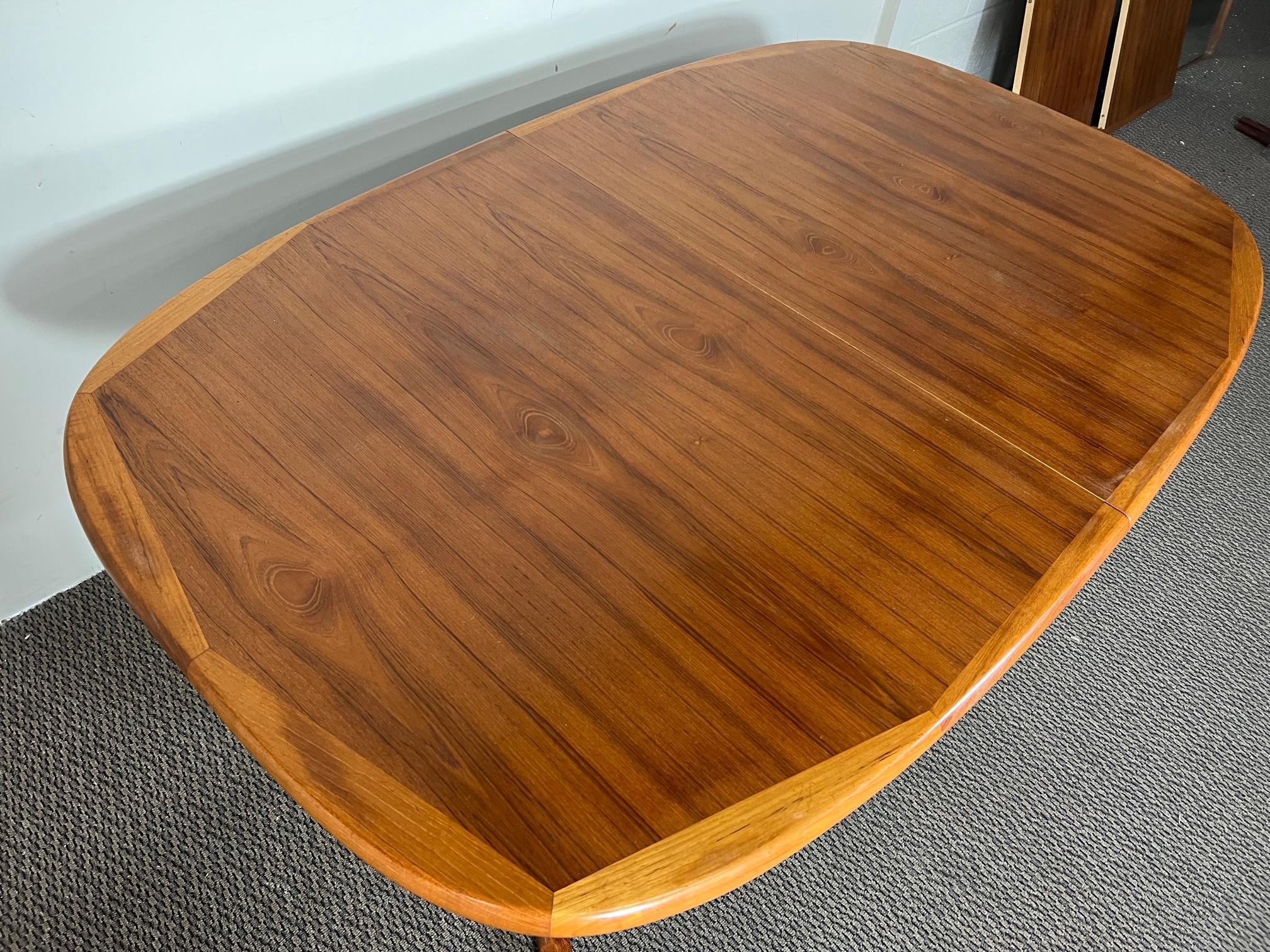 Danish Mid-Century Modern Teak Extending Dining Table with 2 Leaves In Good Condition In Atlanta, GA