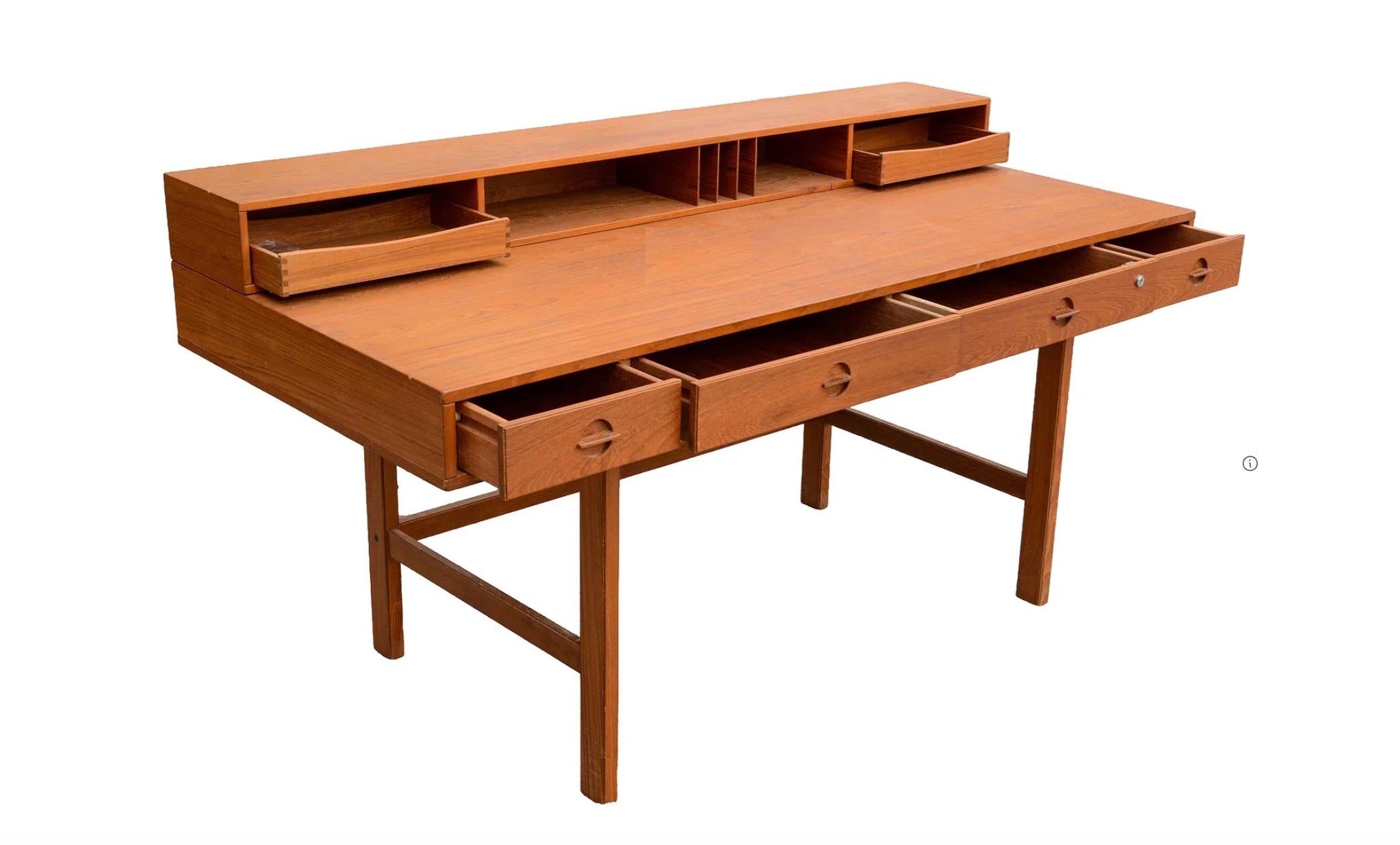 Scrivania moderna danese in teak con piano ribaltabile di Peter Løvig Nielsen. Favolosa scrivania danese moderna di metà secolo, altamente collezionabile. Questa scrivania Flip top finemente lavorata con attenzione ai dettagli è stata progettata da