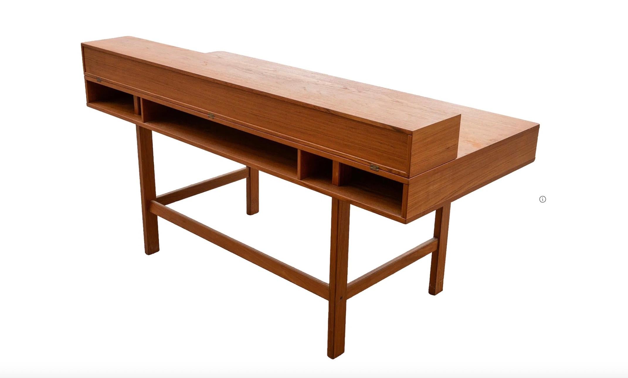 Scandinavo moderno Scrivania danese del Mid Century Modern Teak Flip Top di Peter Nielsen in vendita