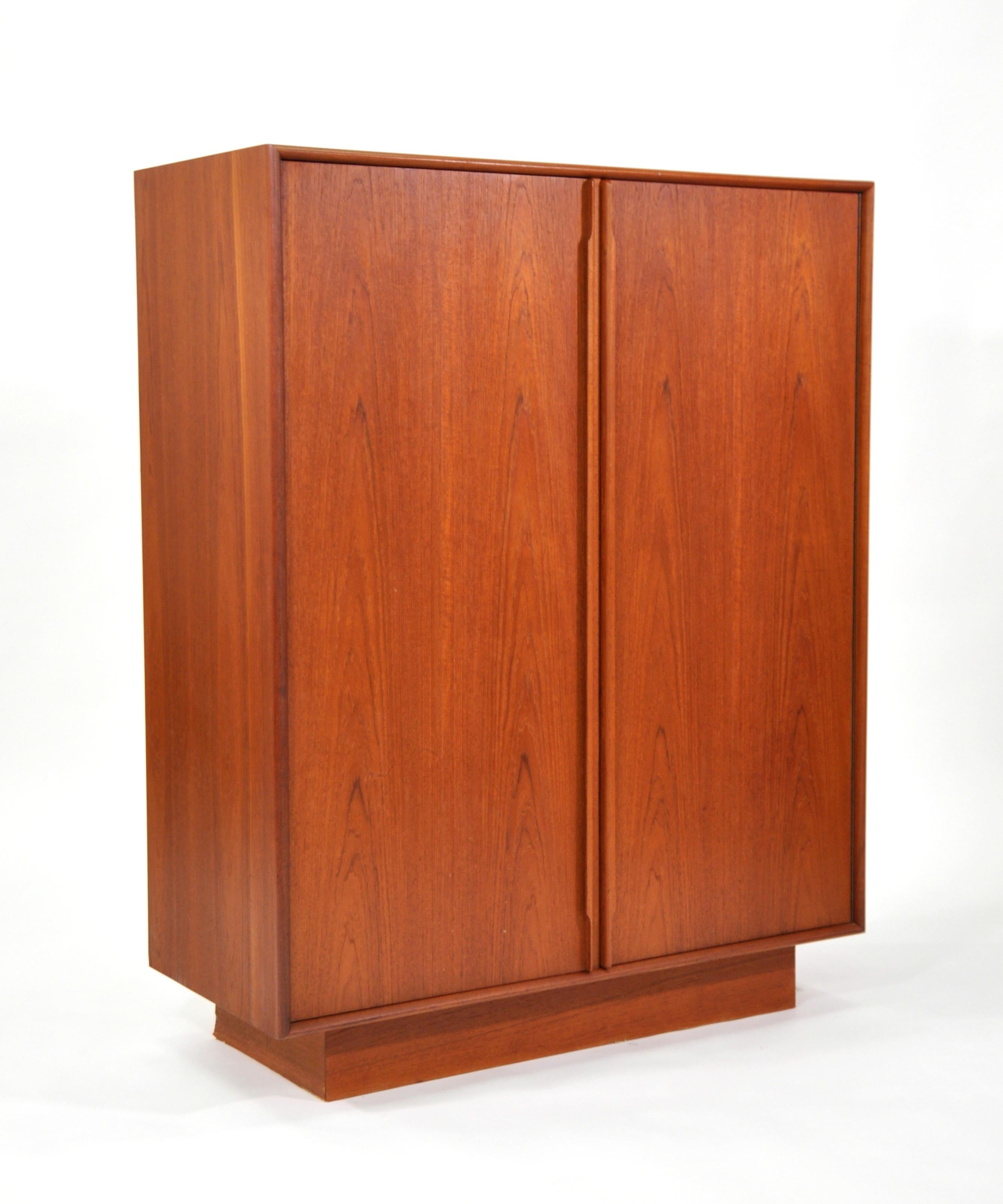 Both gorgeous and functional, this Scandinavian Modern bachelor's chest of drawers dates from the 1970s. With a total of 6 drawers and three shelves, it provides a ton of storage space. The vintage gentleman's wardrobe features beautifully sculpted