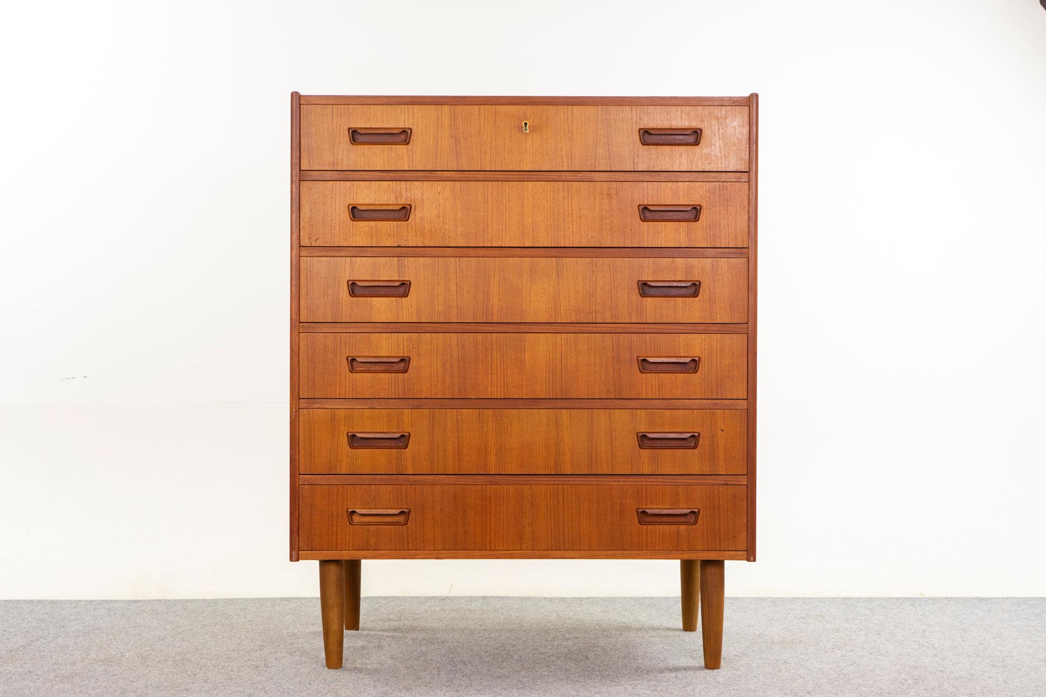 Commode danoise en teck, vers les années 1960. Chant en bois massif et placage assorti aux livres. Les tirettes de tiroirs sont élégantes et la construction à queue d'aronde est de qualité. Pieds effilés.

Pièce non restaurée avec option d'achat en
