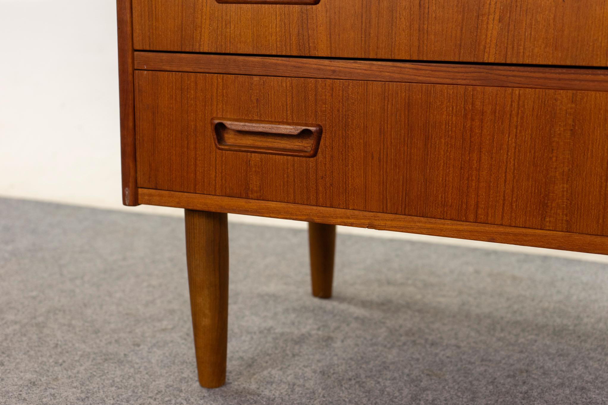 Danois Commode haute danoise en teck, moderne du milieu du siècle dernier en vente