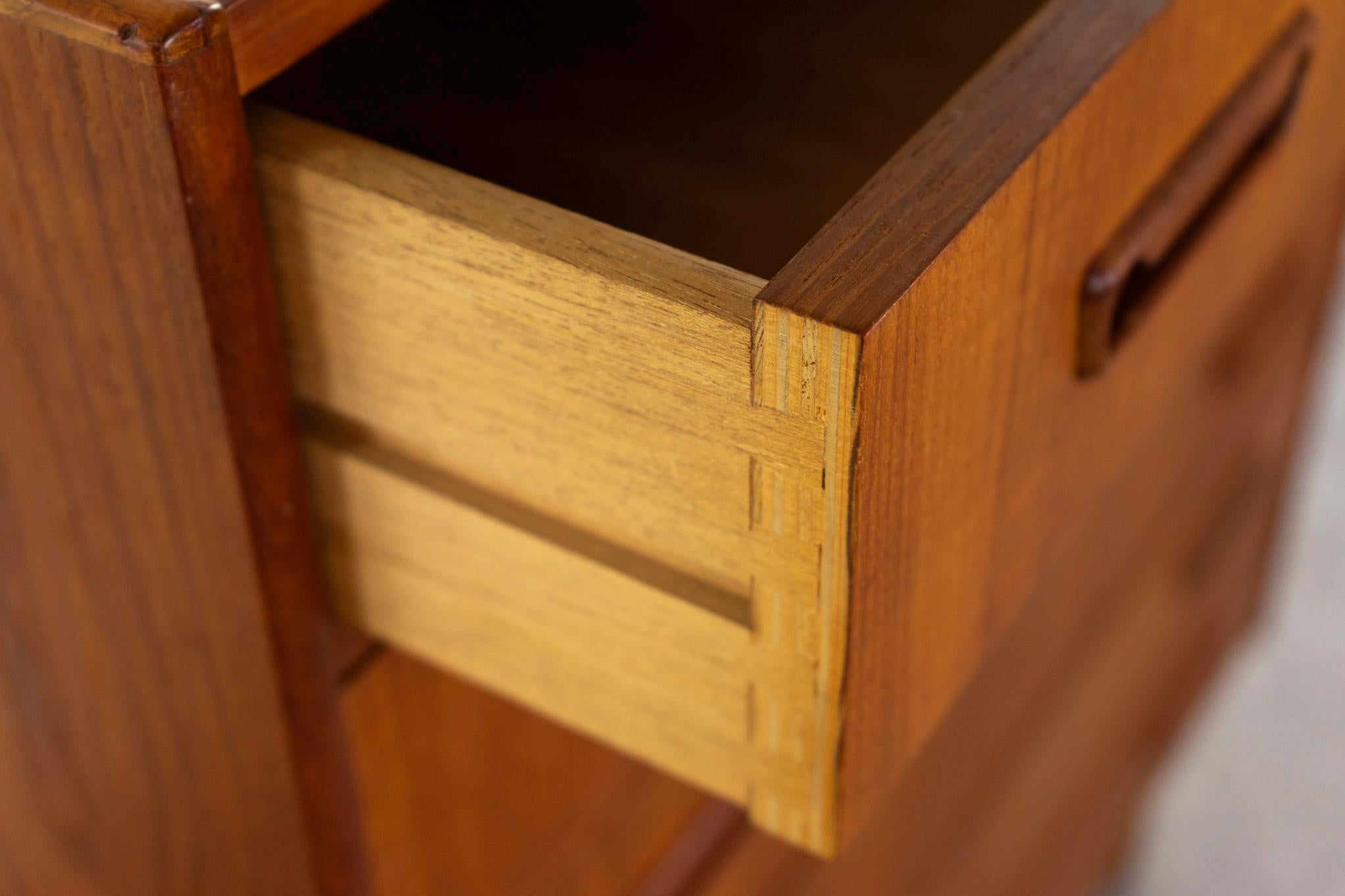 Commode haute danoise en teck, moderne du milieu du siècle dernier Bon état - En vente à VANCOUVER, CA