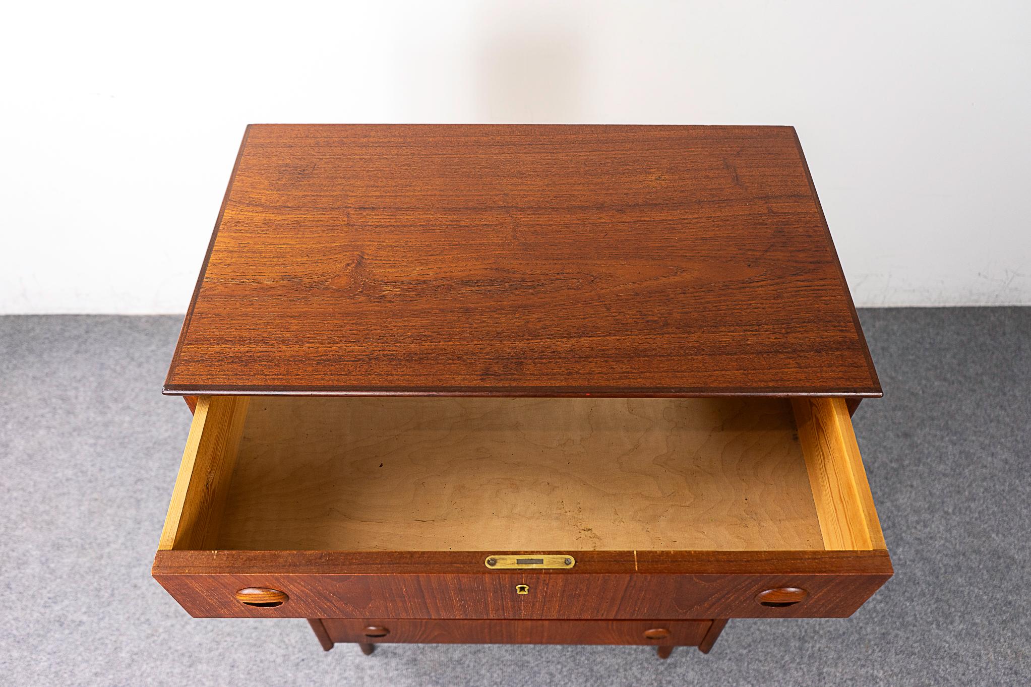 Dänische Mid-Century-Modern-Kommode aus Teakholz 1